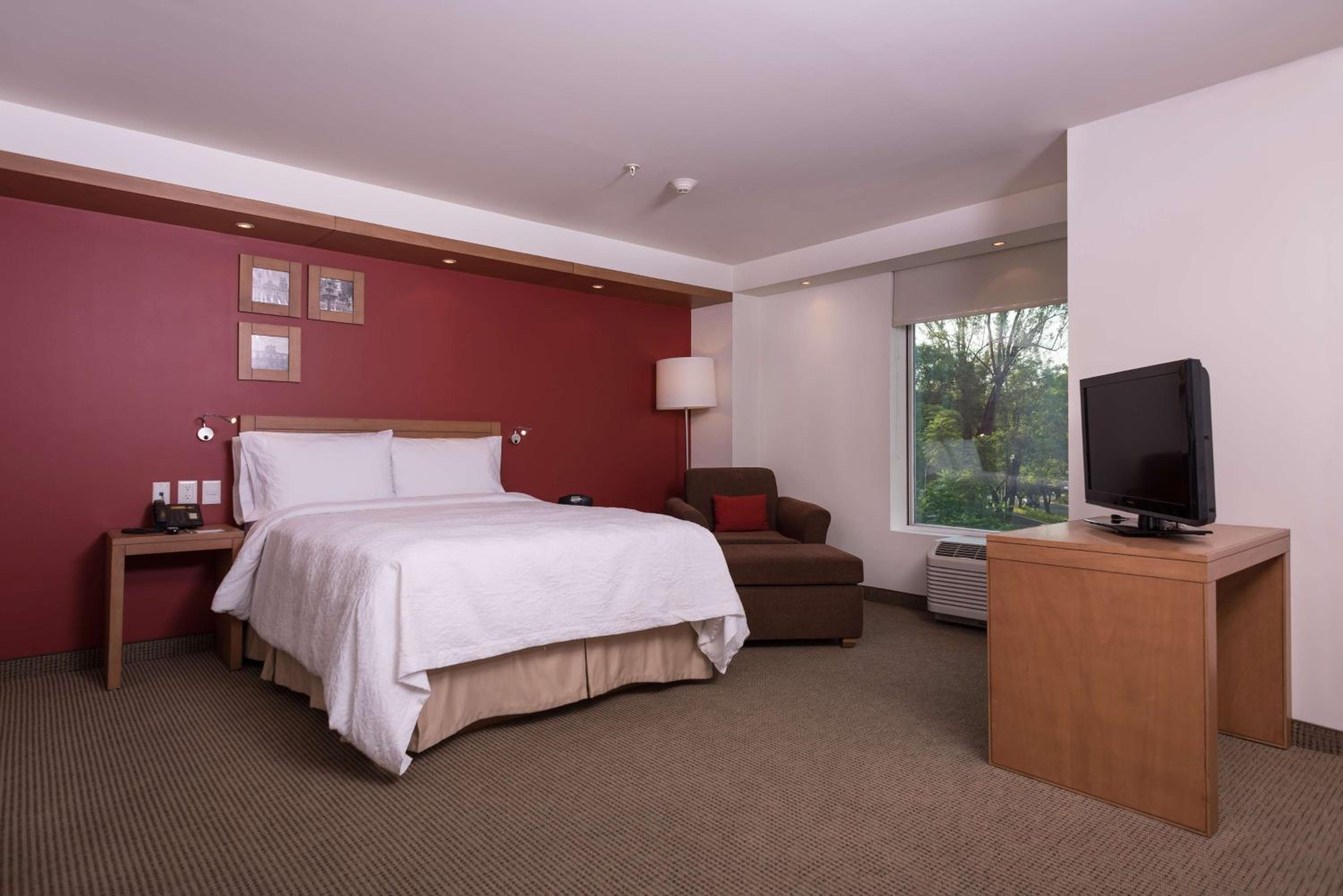 Queen Room with Roll-In Shower - Mobility Access/Non-Smoking