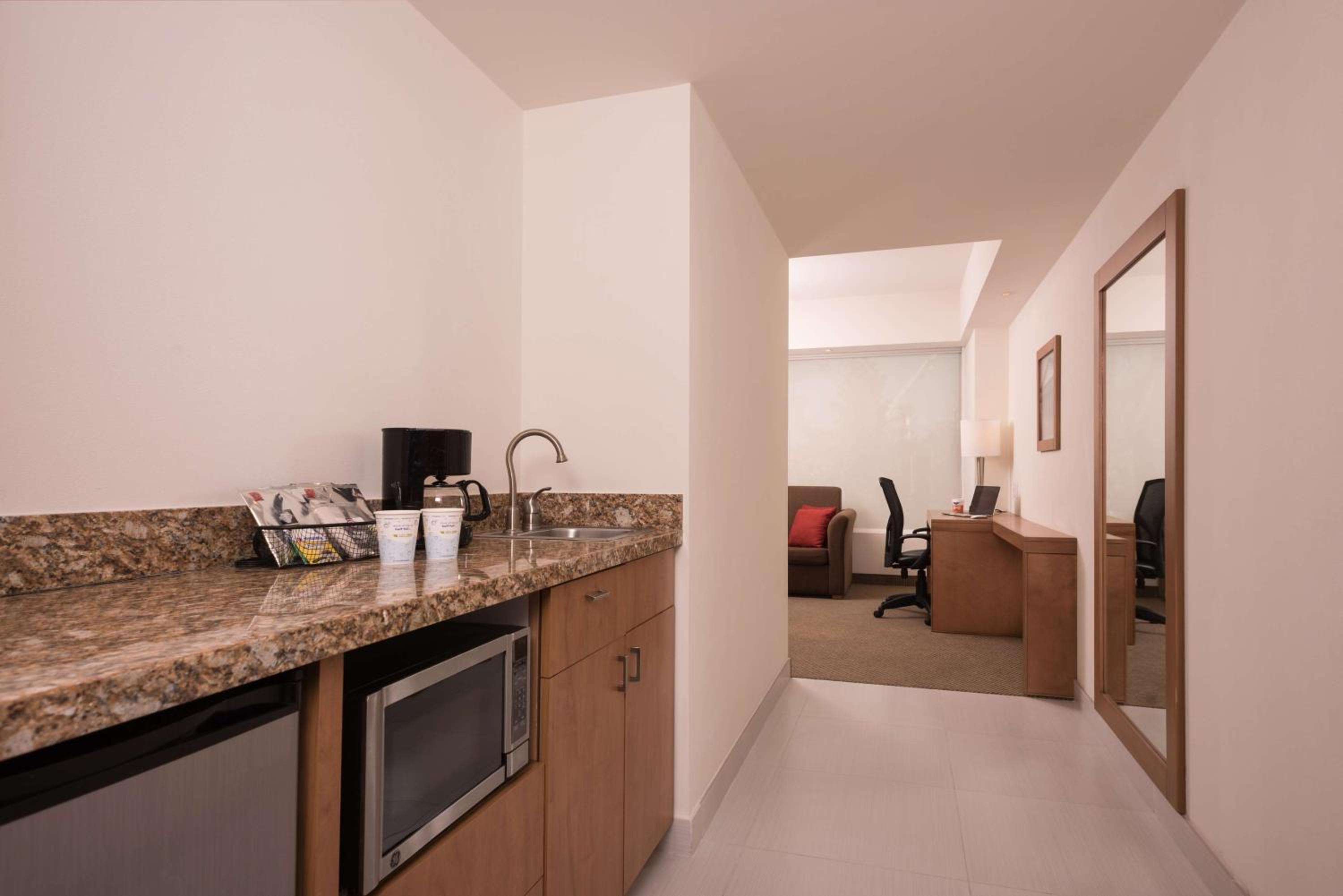 Queen Room with Roll-In Shower - Mobility Access/Non-Smoking