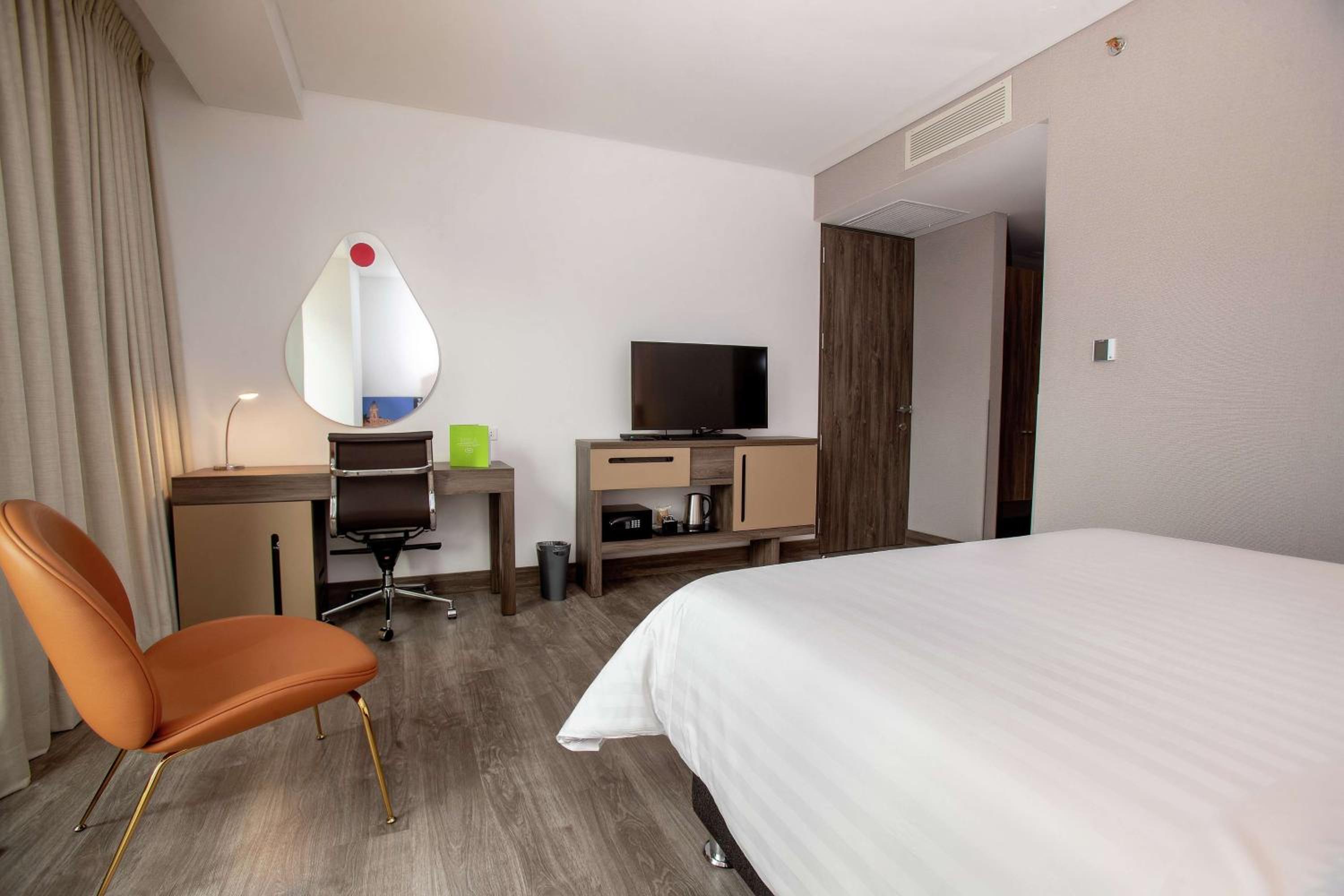 Queen Room with Roll-In Shower - Mobility Accessible/Non-Smoking - Photo 1