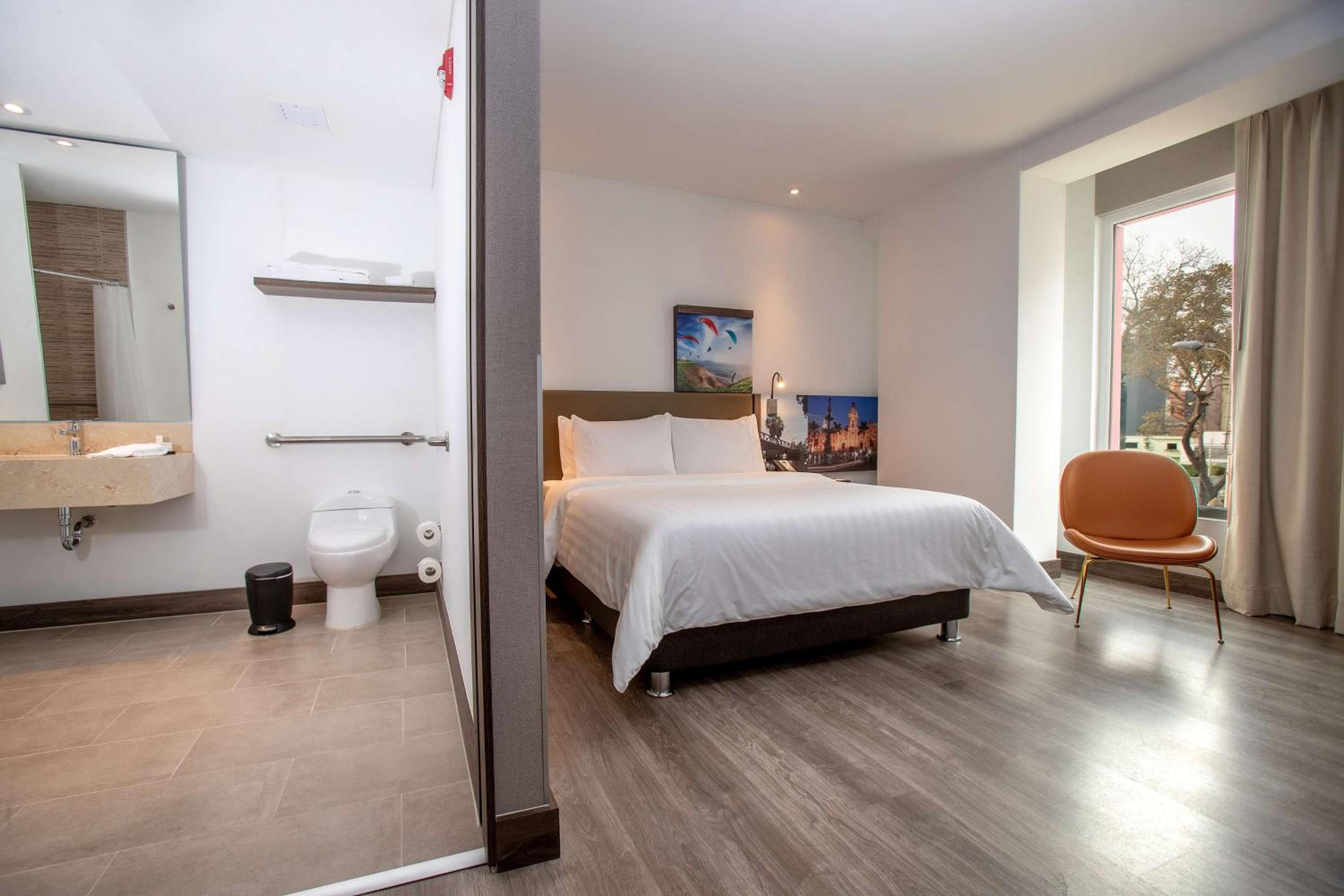 Queen Room with Roll-In Shower - Mobility Accessible/Non-Smoking - Photo 4