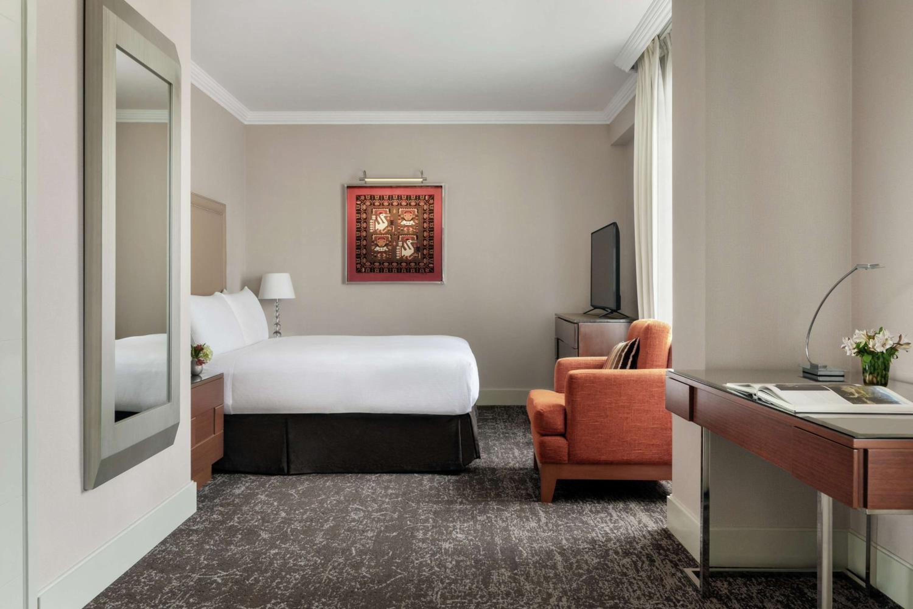 Junior King Suite with Seating Area - Photo 1