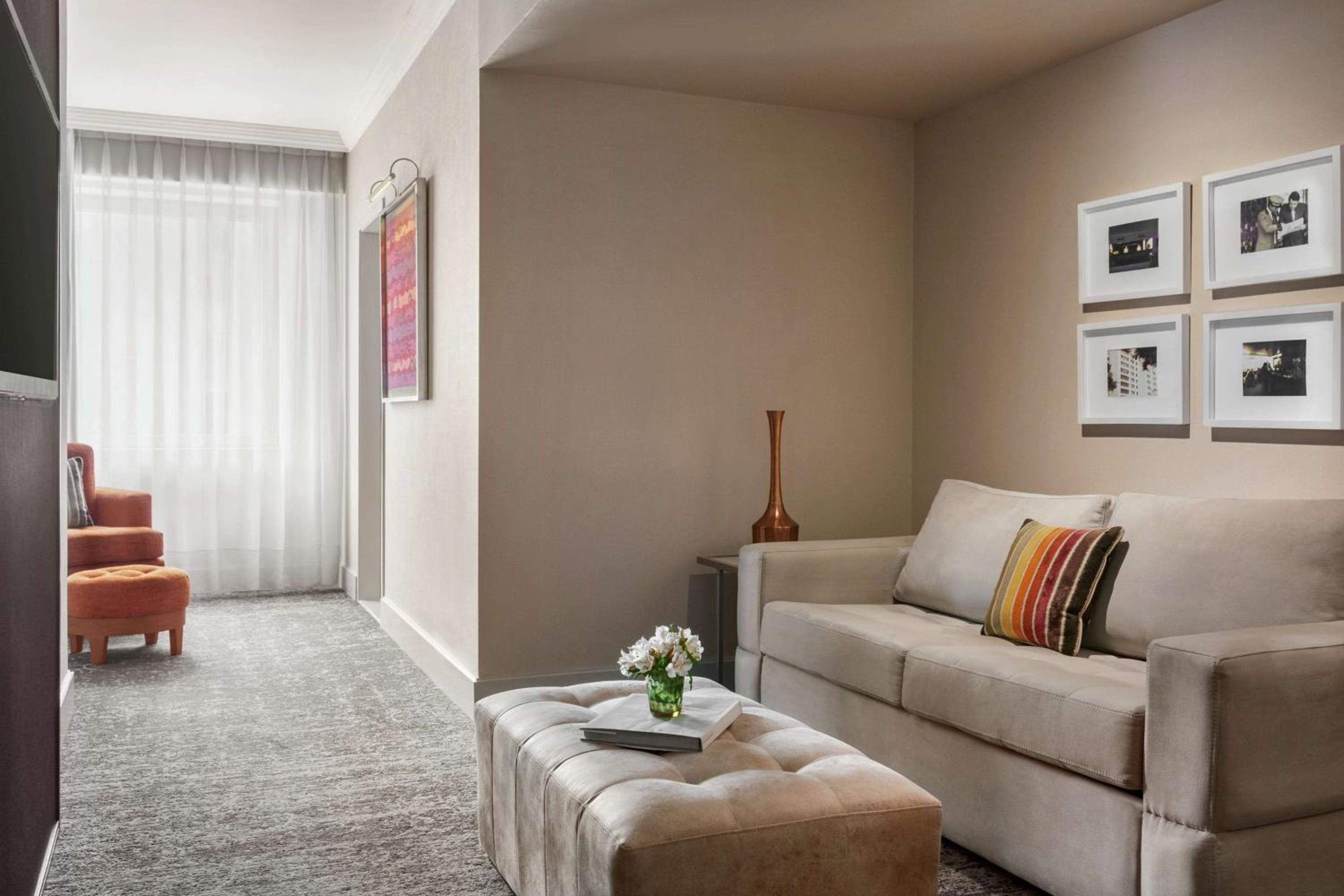 Junior King Suite with Seating Area - Photo 2