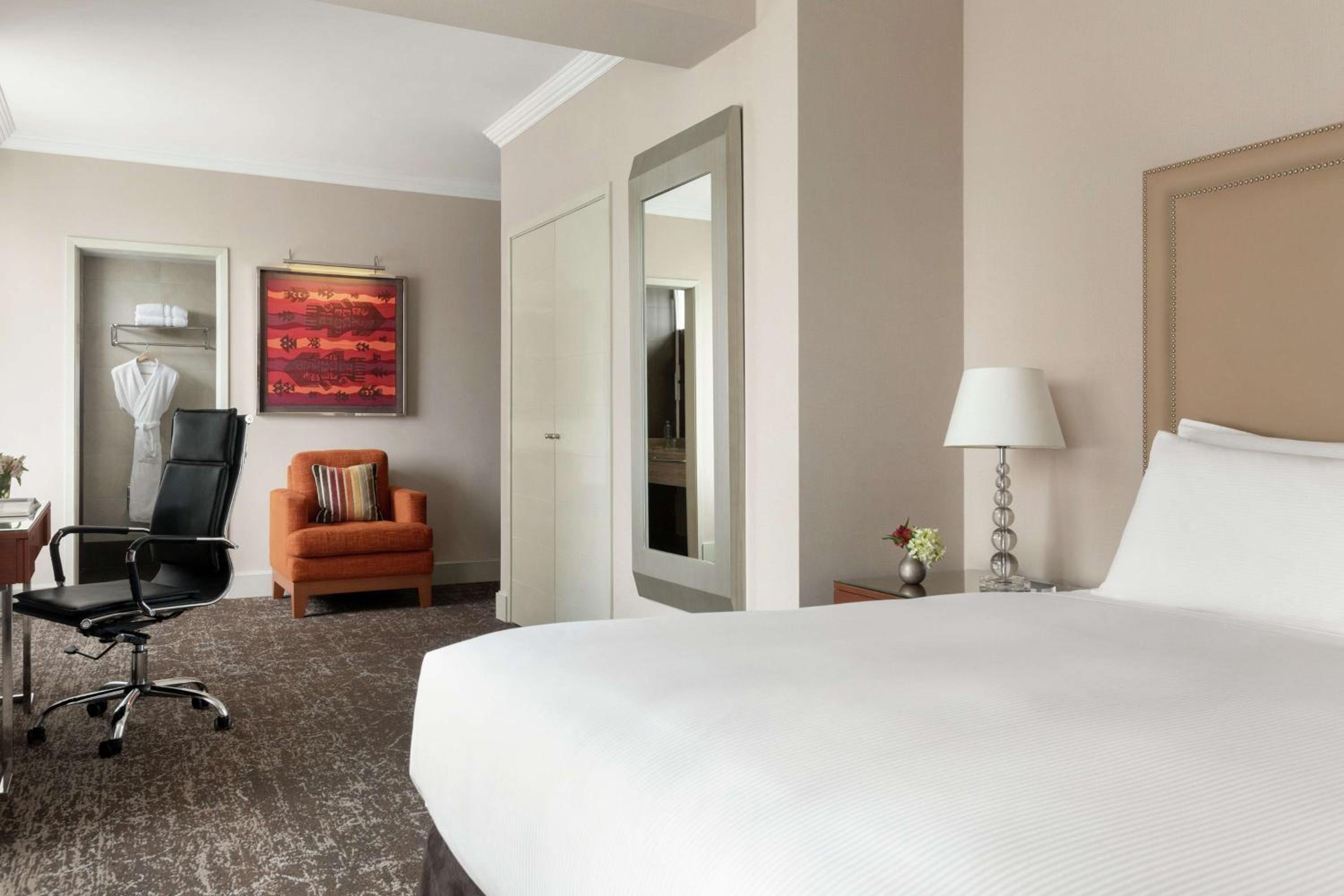 Junior King Suite with Seating Area - Photo 3