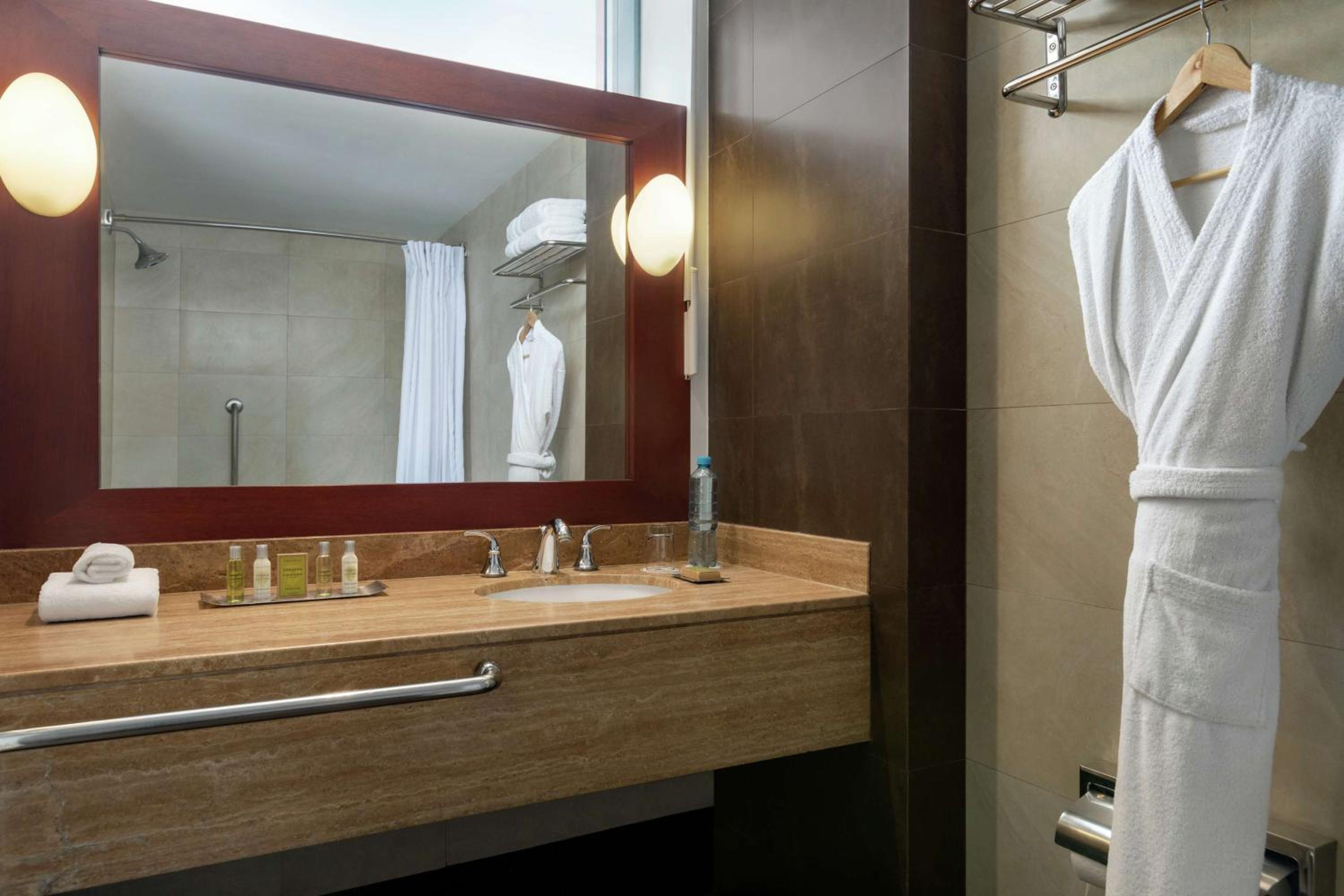 Junior King Suite with Seating Area - Photo 4