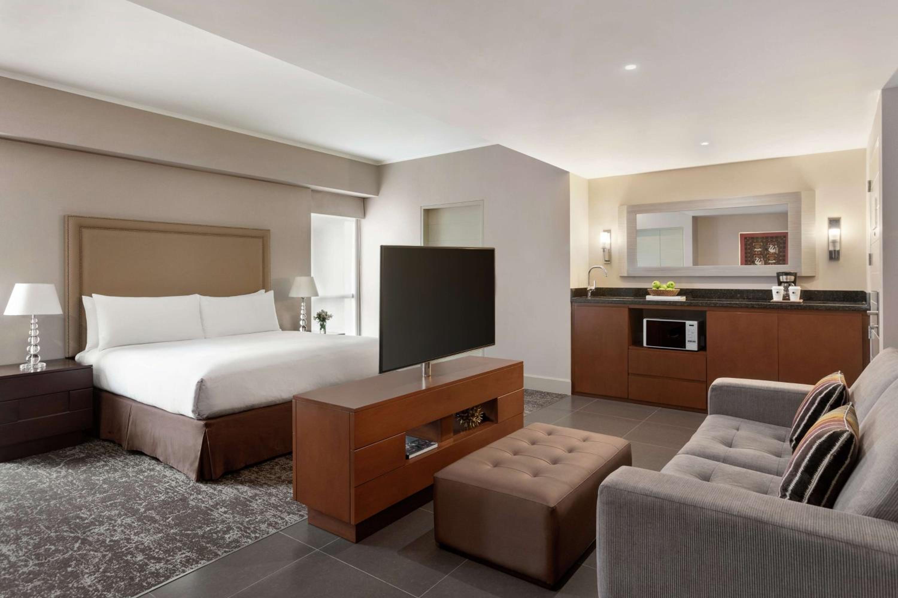 Junior King Suite with Kitchenette - Photo 2