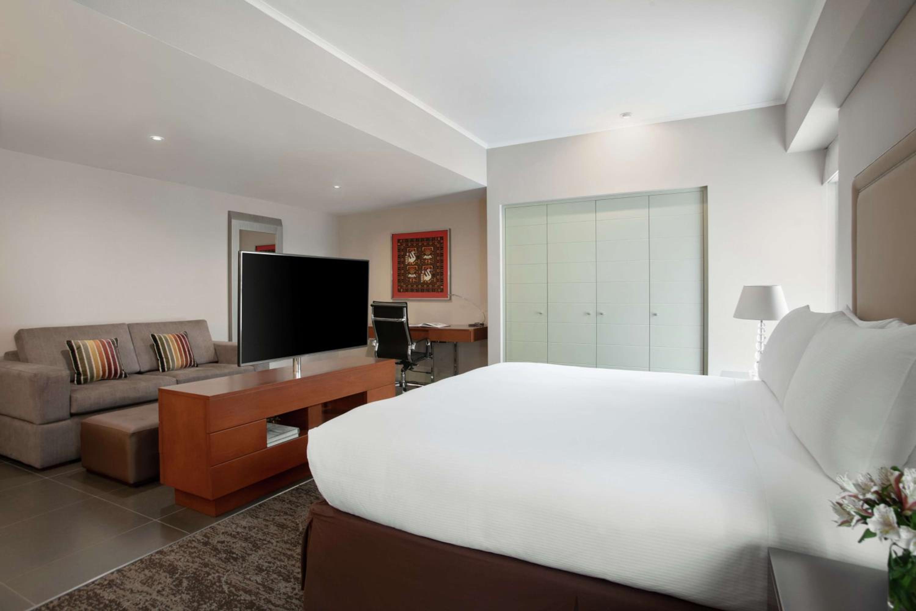 Junior King Suite with Kitchenette - Photo 3