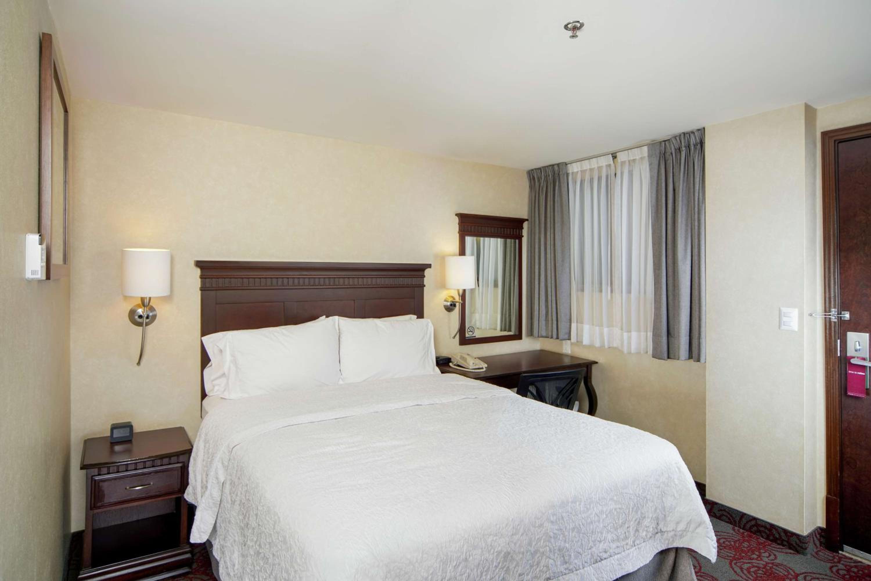 Queen Room Interior Nonsmoking - Photo 1