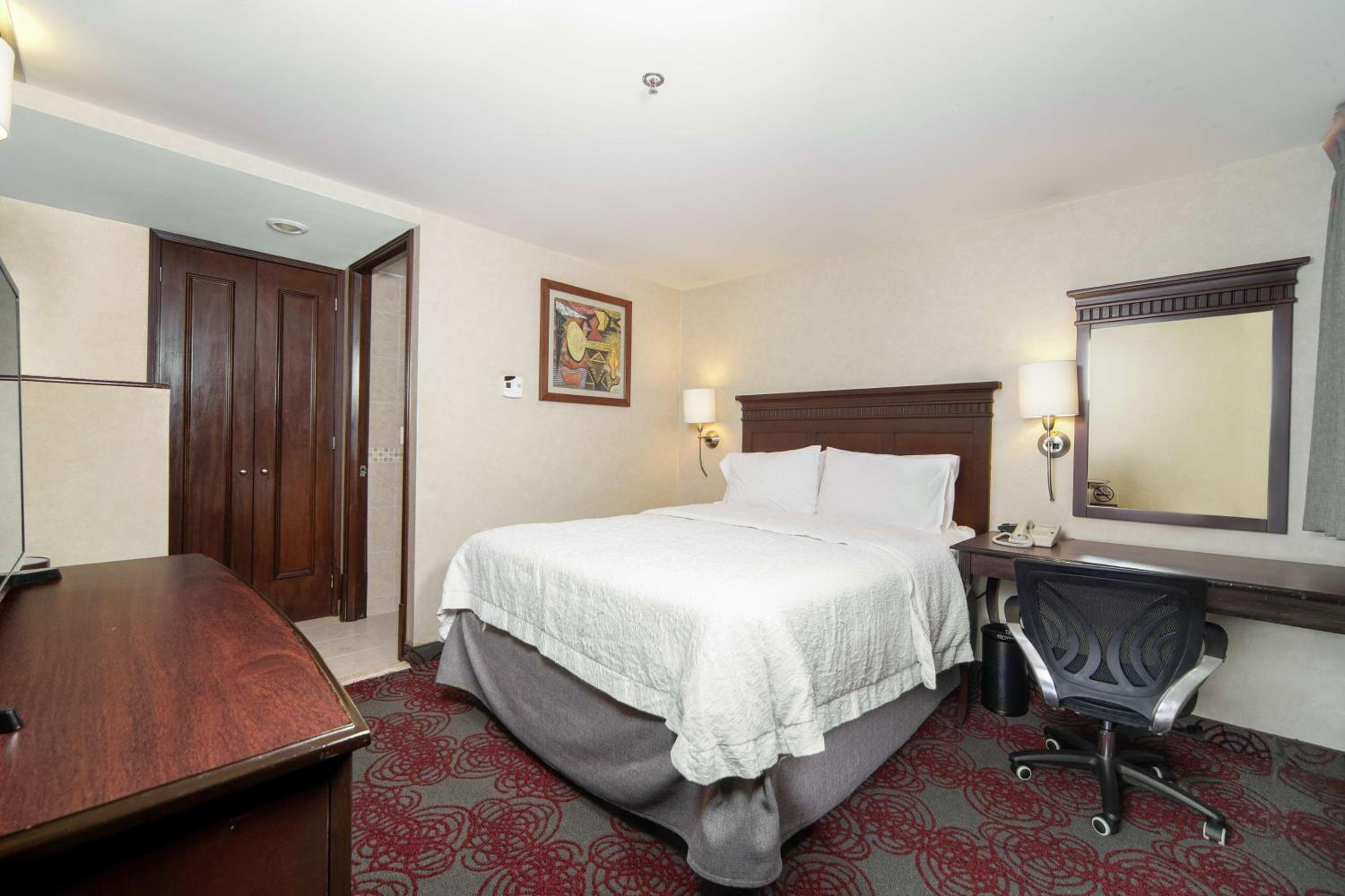 Queen Room Interior Nonsmoking - Photo 4