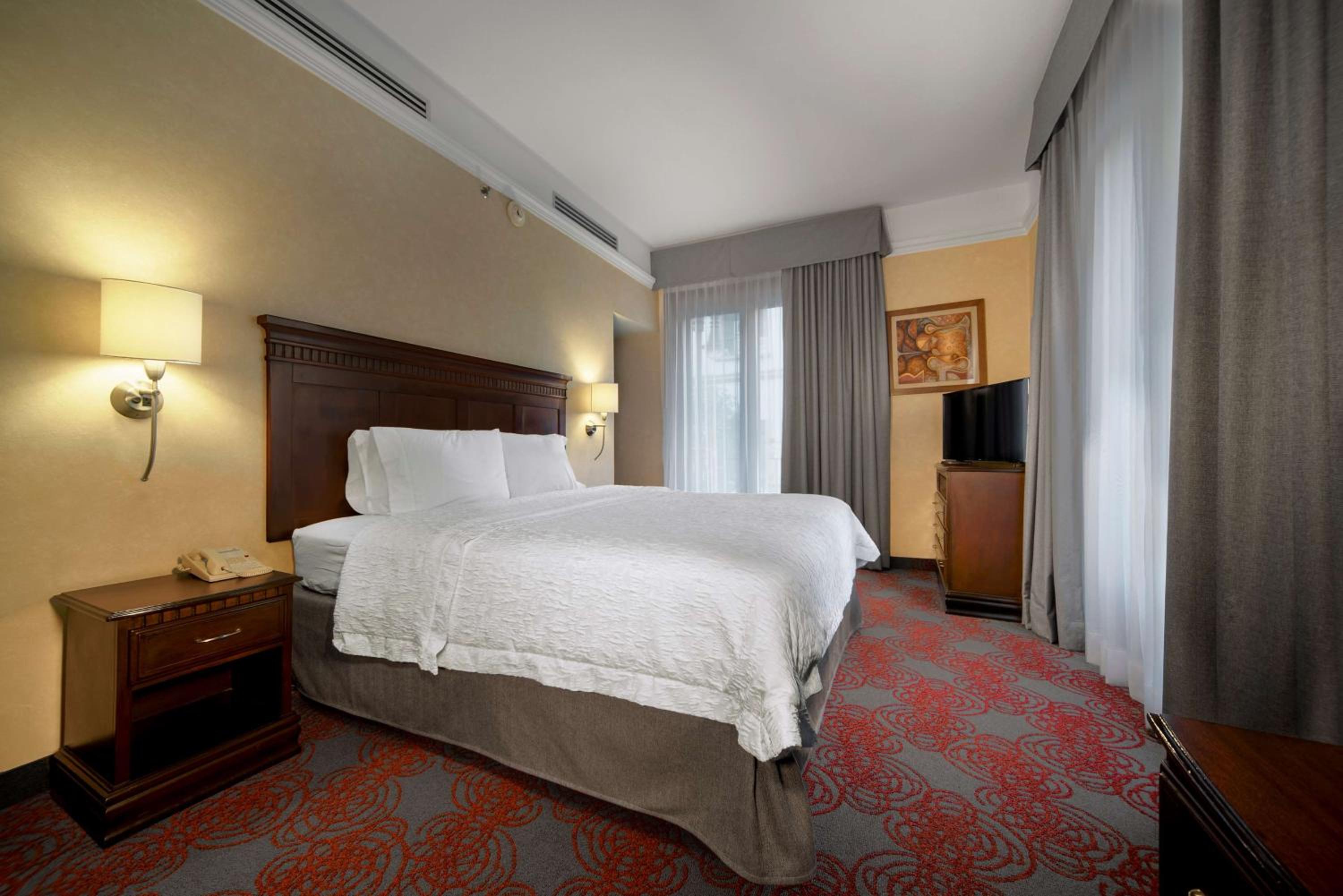 One-Bedroom King Suite with Sofa Bed - Non-Smoking - Photo 4