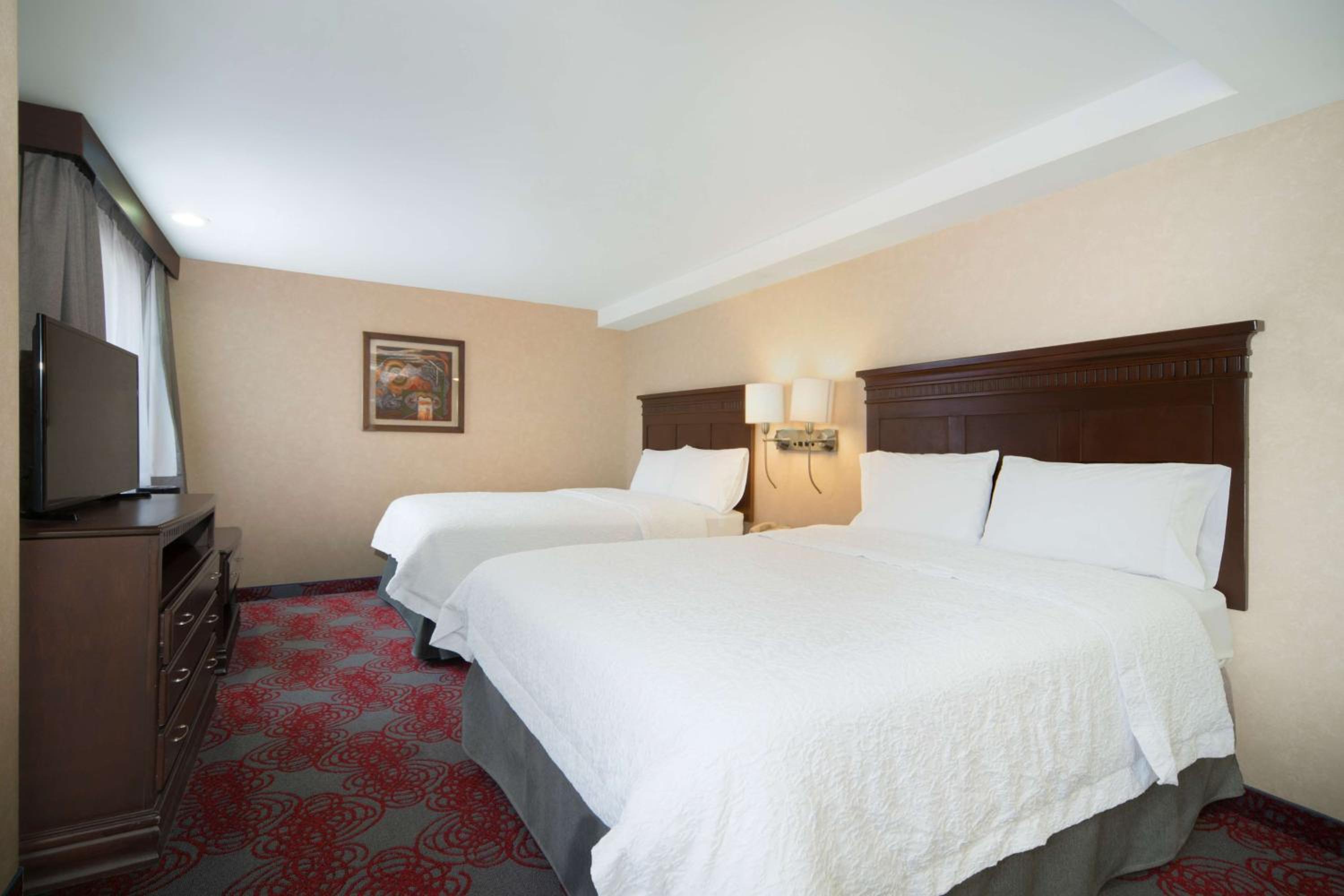 Room with Two Queen Beds - Non-Smoking - Photo 4