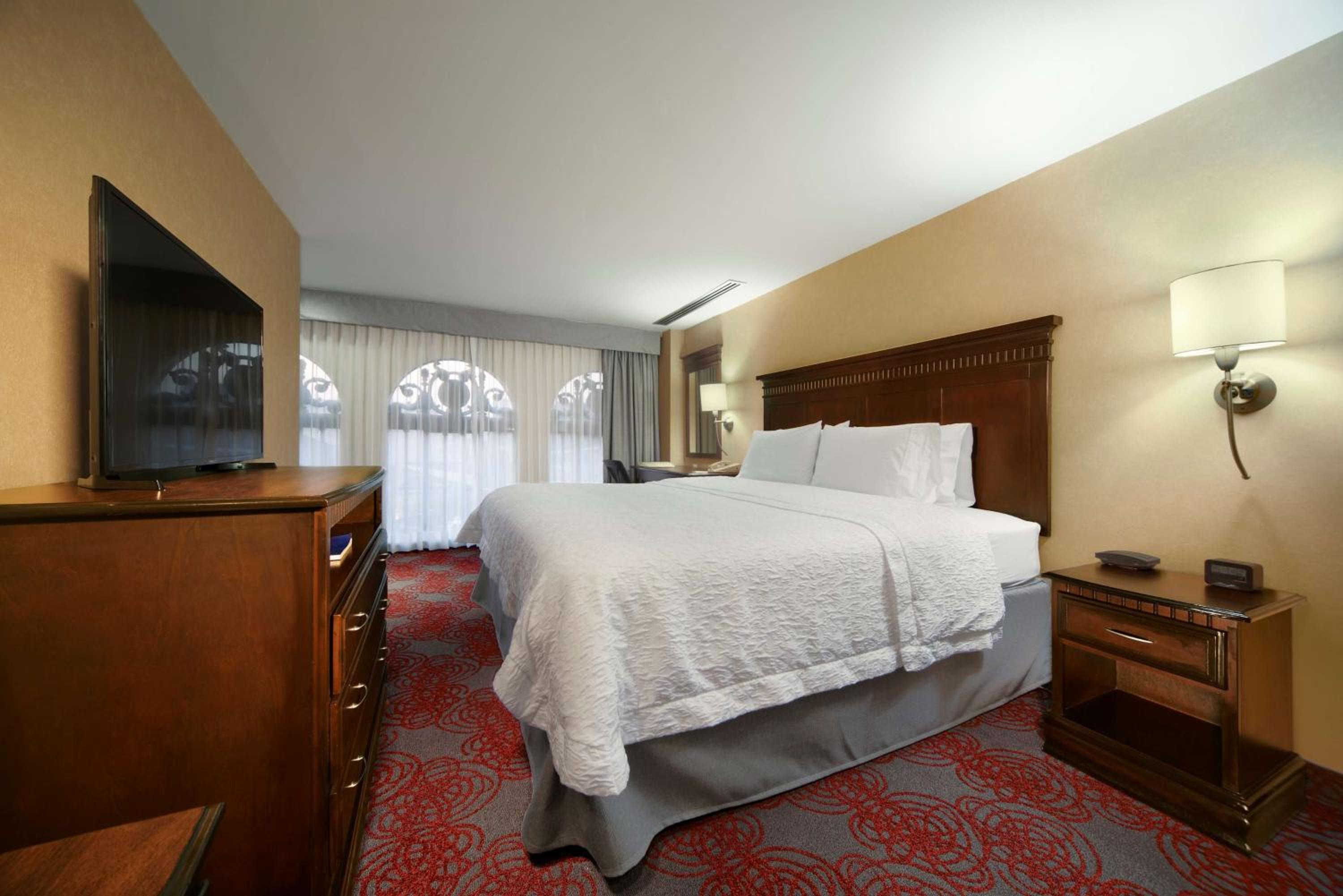 King Room with King Bed - Non-Smoking - Photo 3