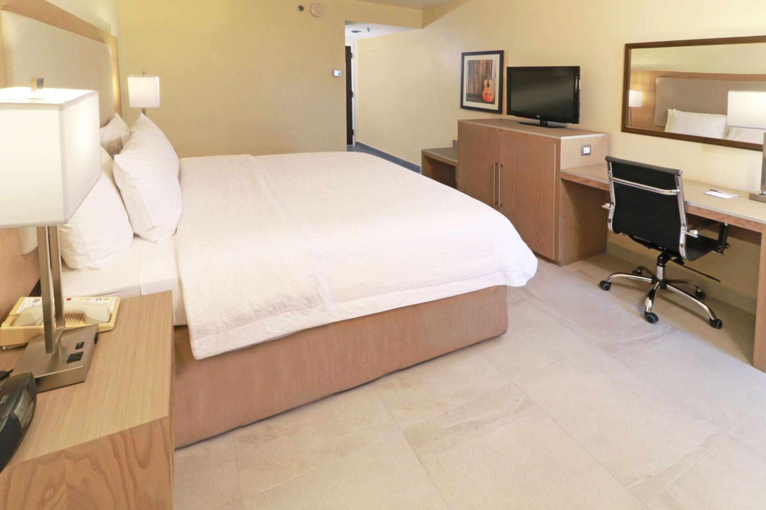 King Room with King Bed - Non-Smoking - Photo 1