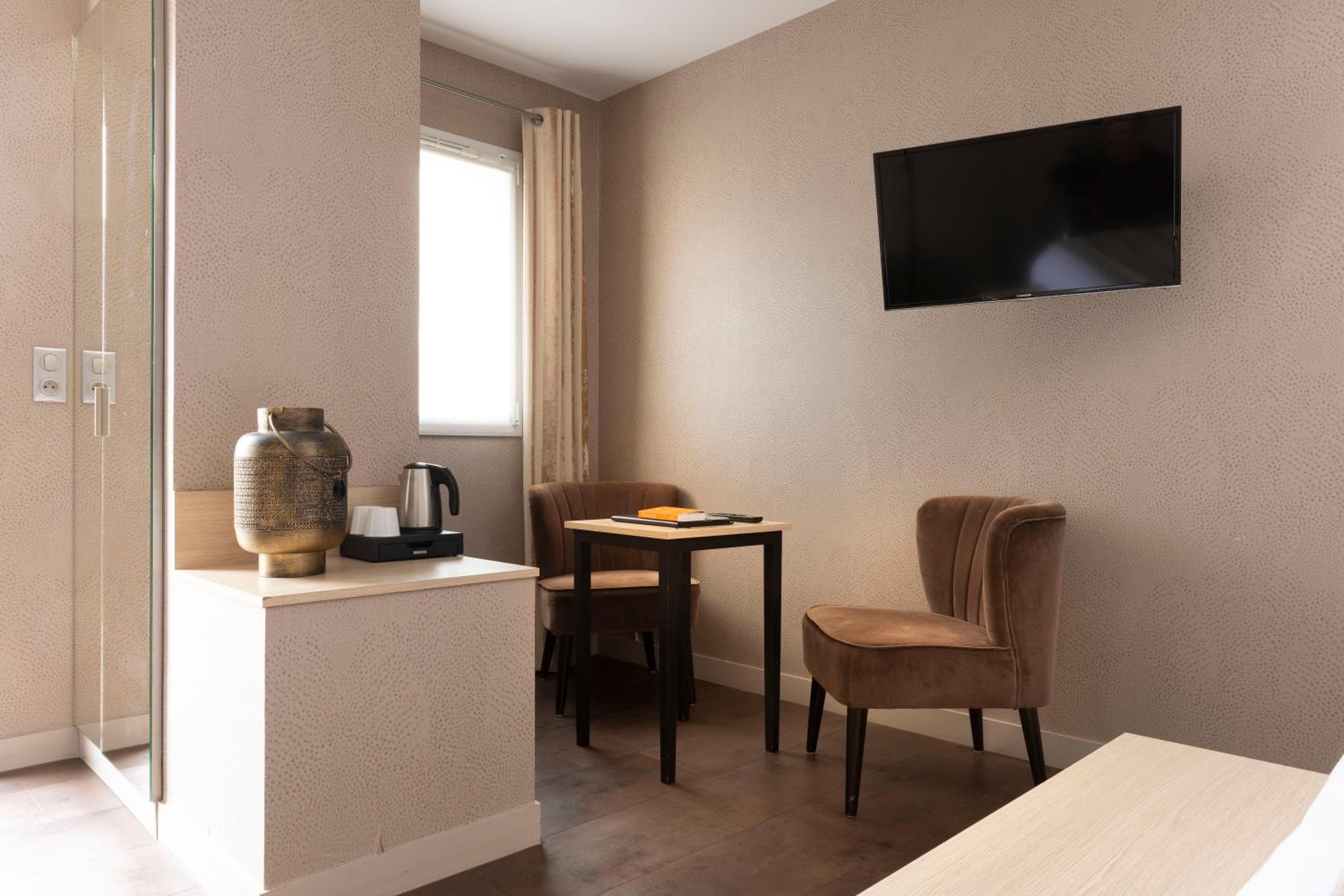 Junior Suite with Pool View - Photo 5