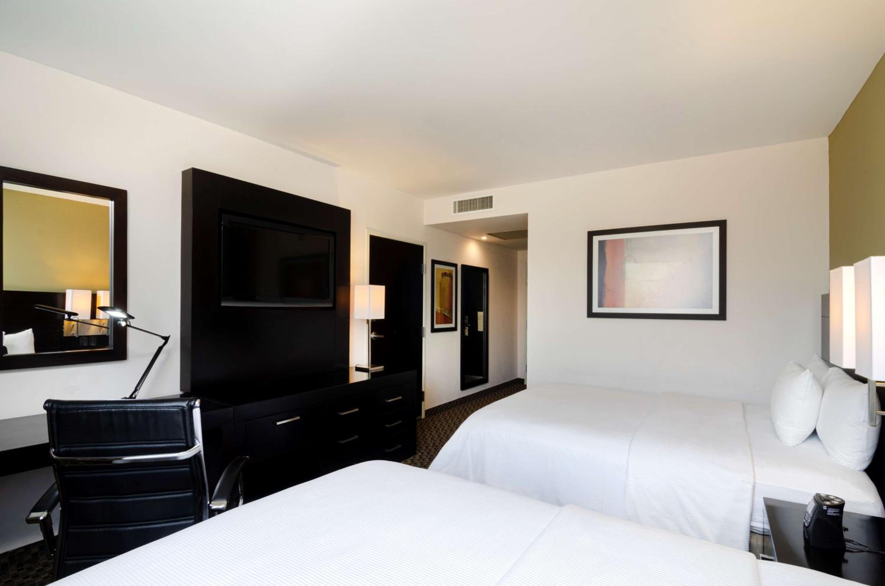Queen Room with Two Queen Beds - Non-Smoking - Photo 7