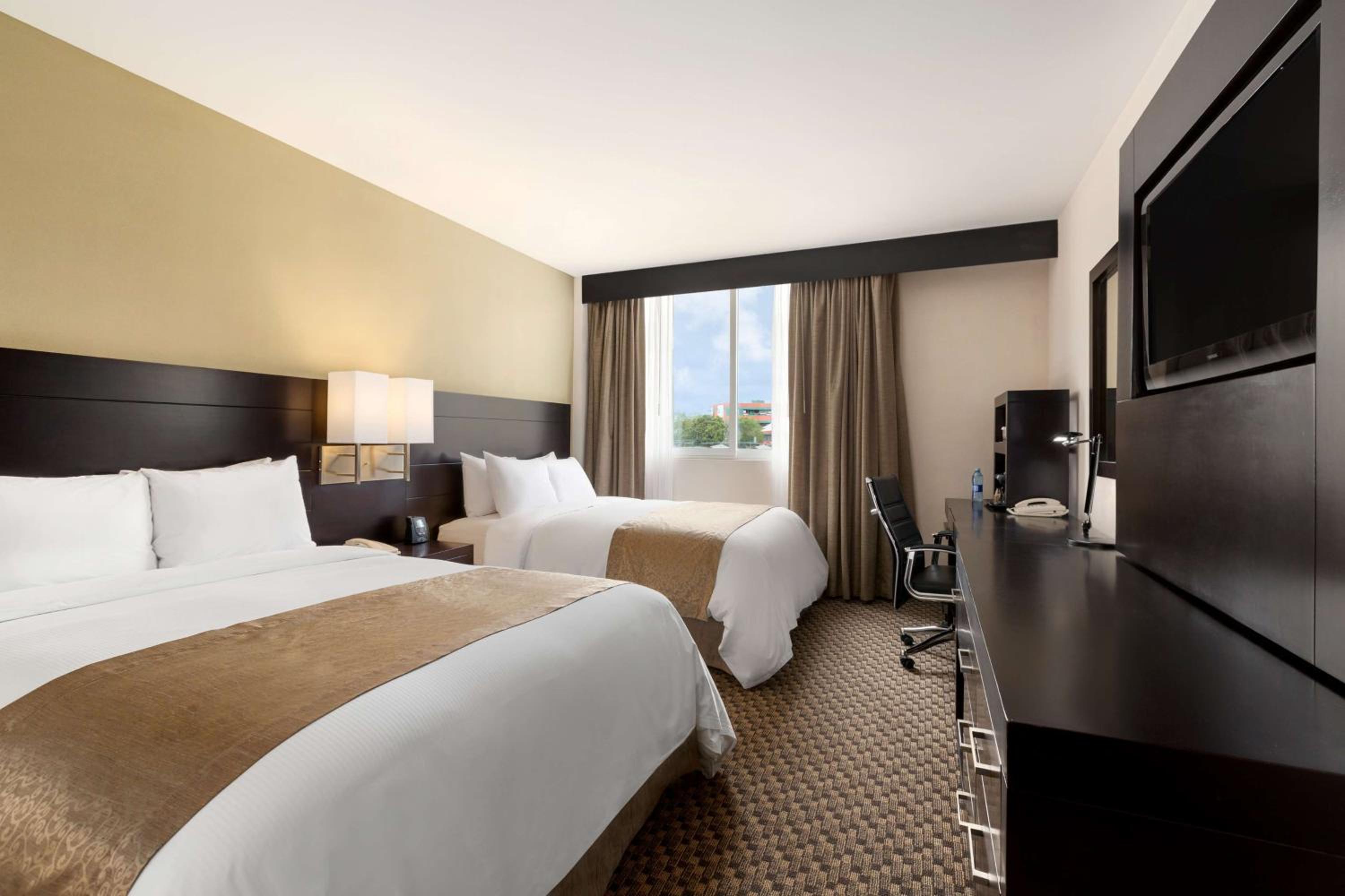 Queen Room with Two Queen Beds - Non-Smoking - Photo 5