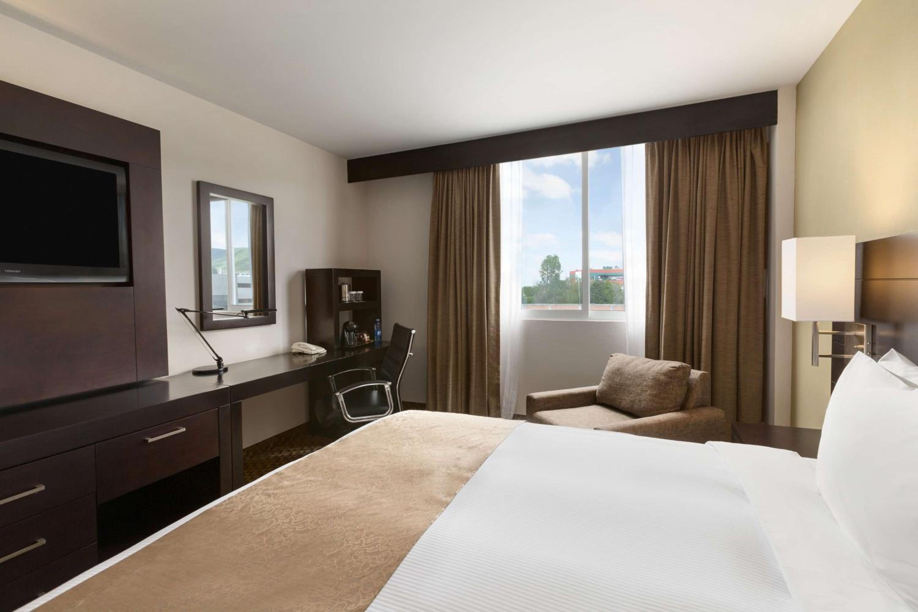 King Room - Non-Smoking - Photo 3