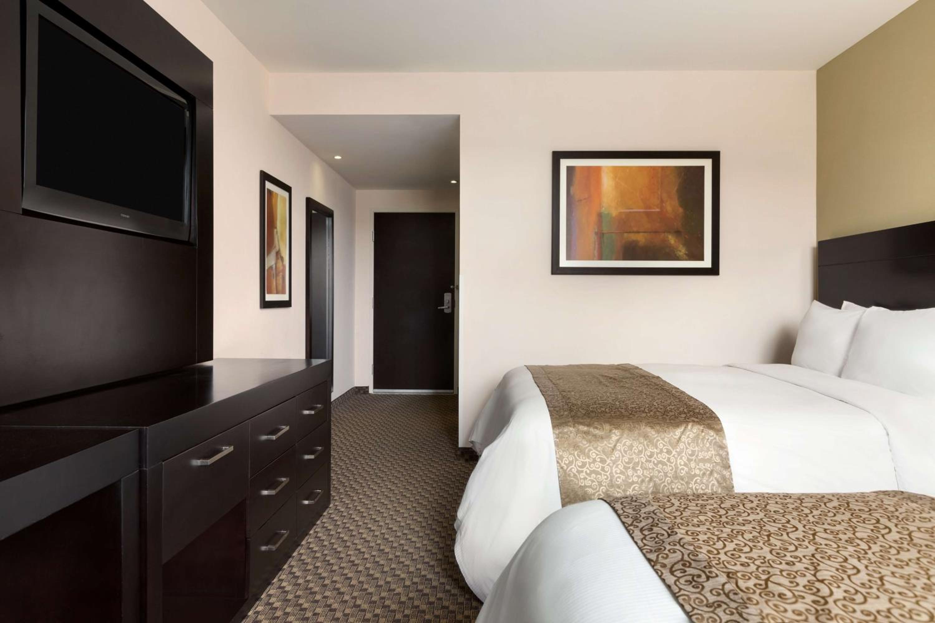 Queen Room with Two Queen Beds - Non-Smoking - Photo 4