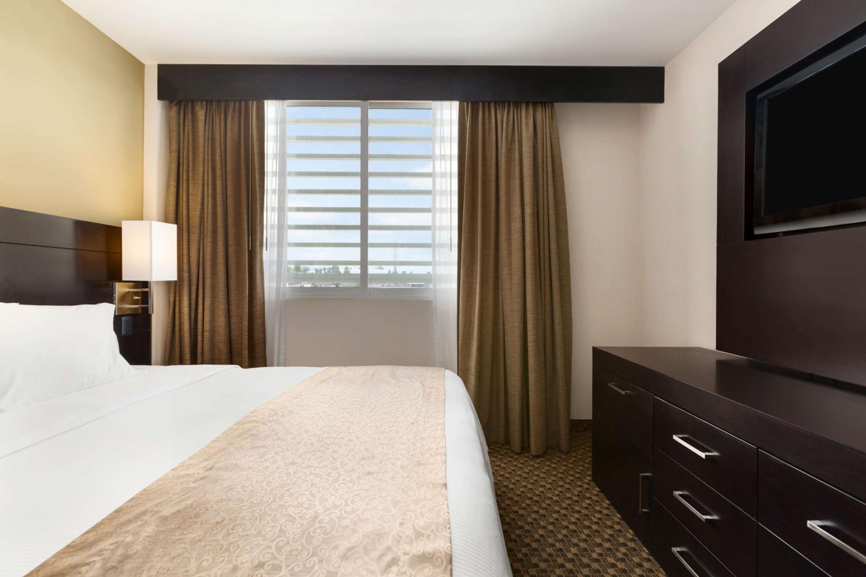 Junior King Suite - Non-Smoking - Photo 3