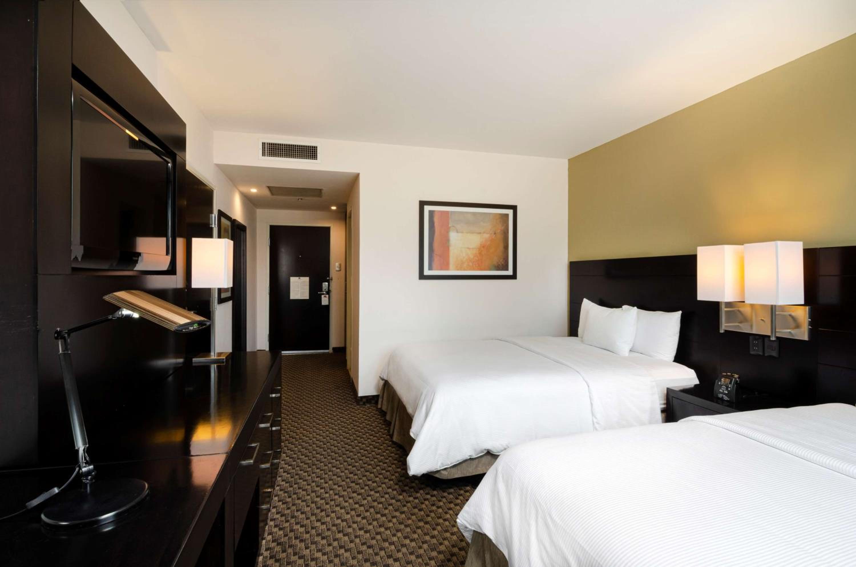 Queen Room with Two Queen Beds - Non-Smoking - Photo 3