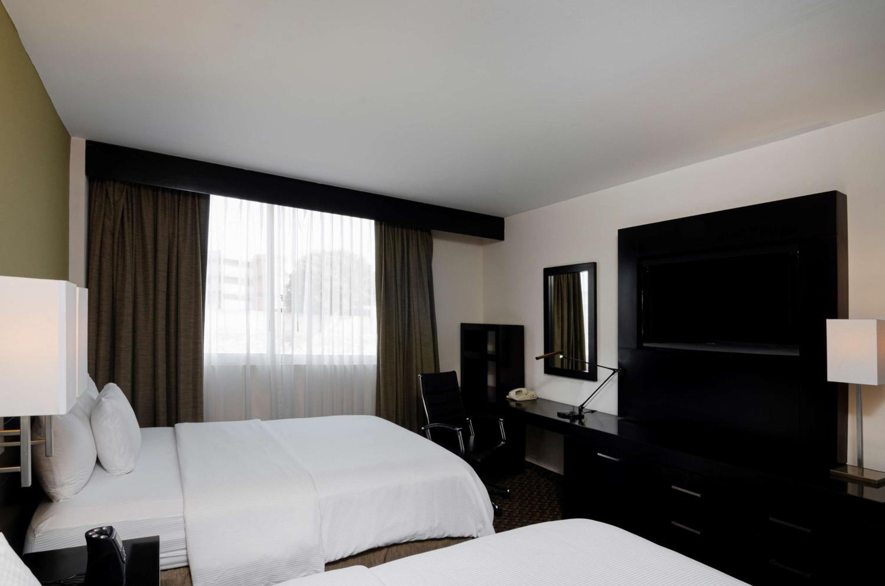 Queen Room with Two Queen Beds - Non-Smoking - Photo 2