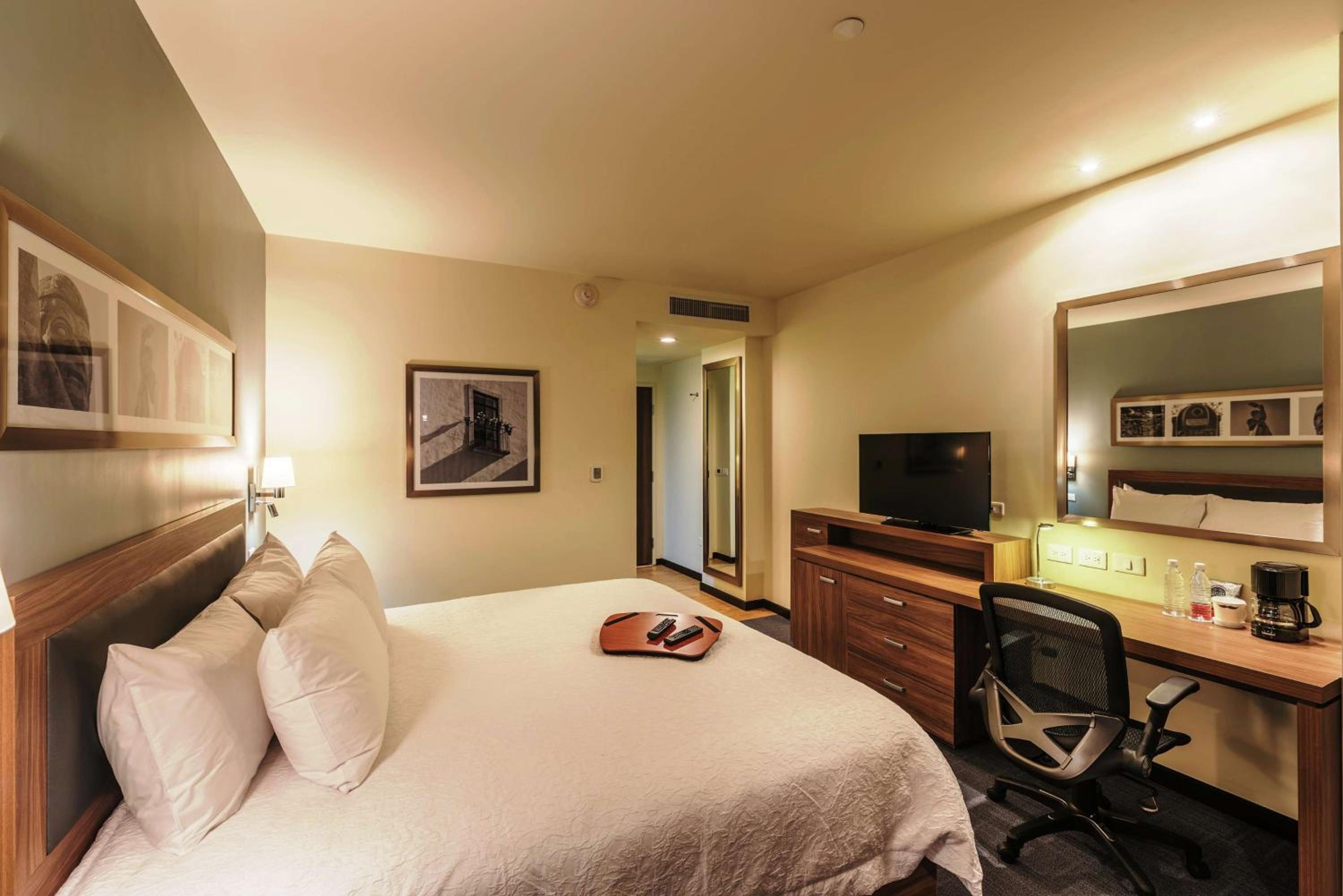 King Room with Roll-In Shower - Mobility Access/Non-Smoking photo 3