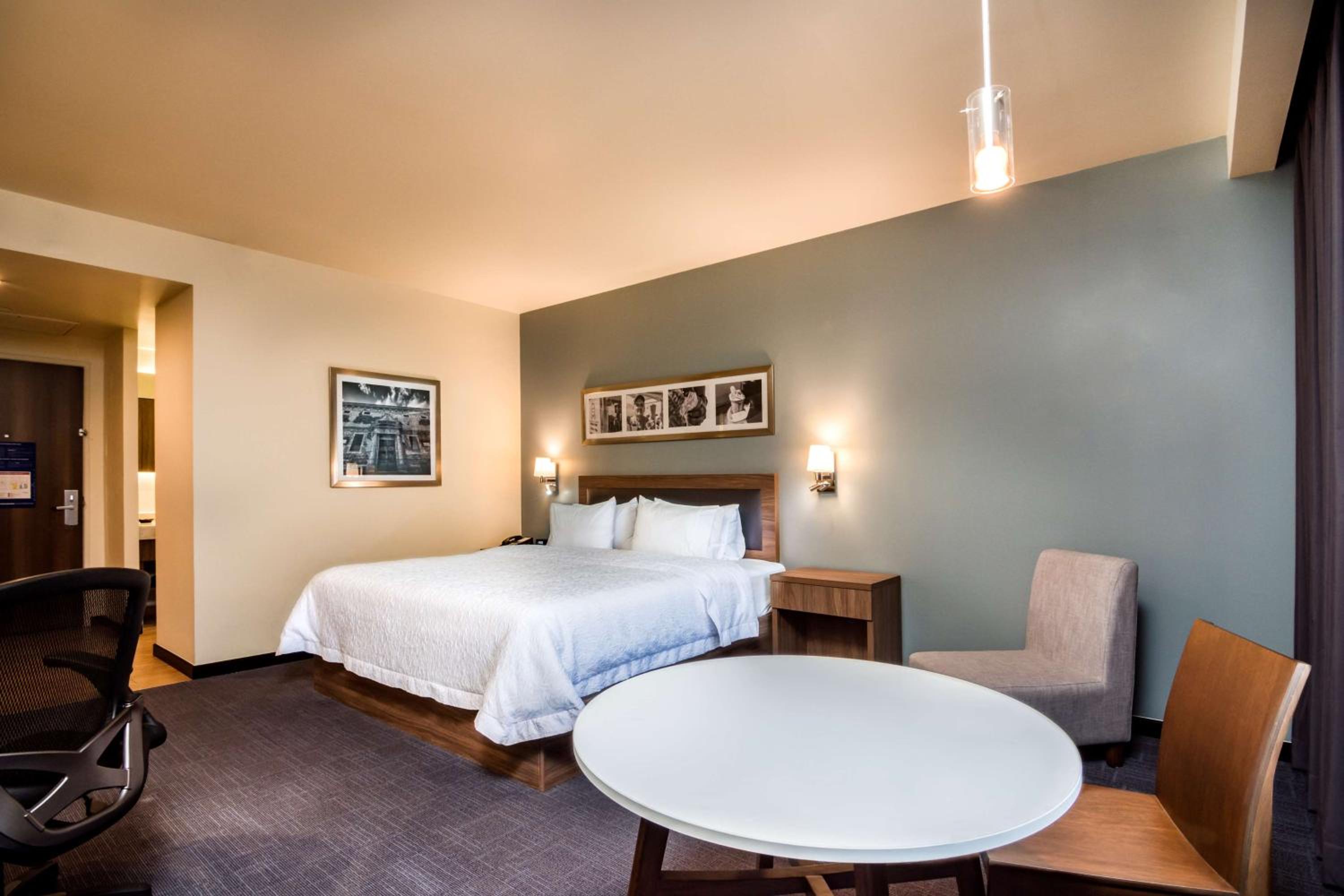 Junior King Suite - Non-Smoking photo 3