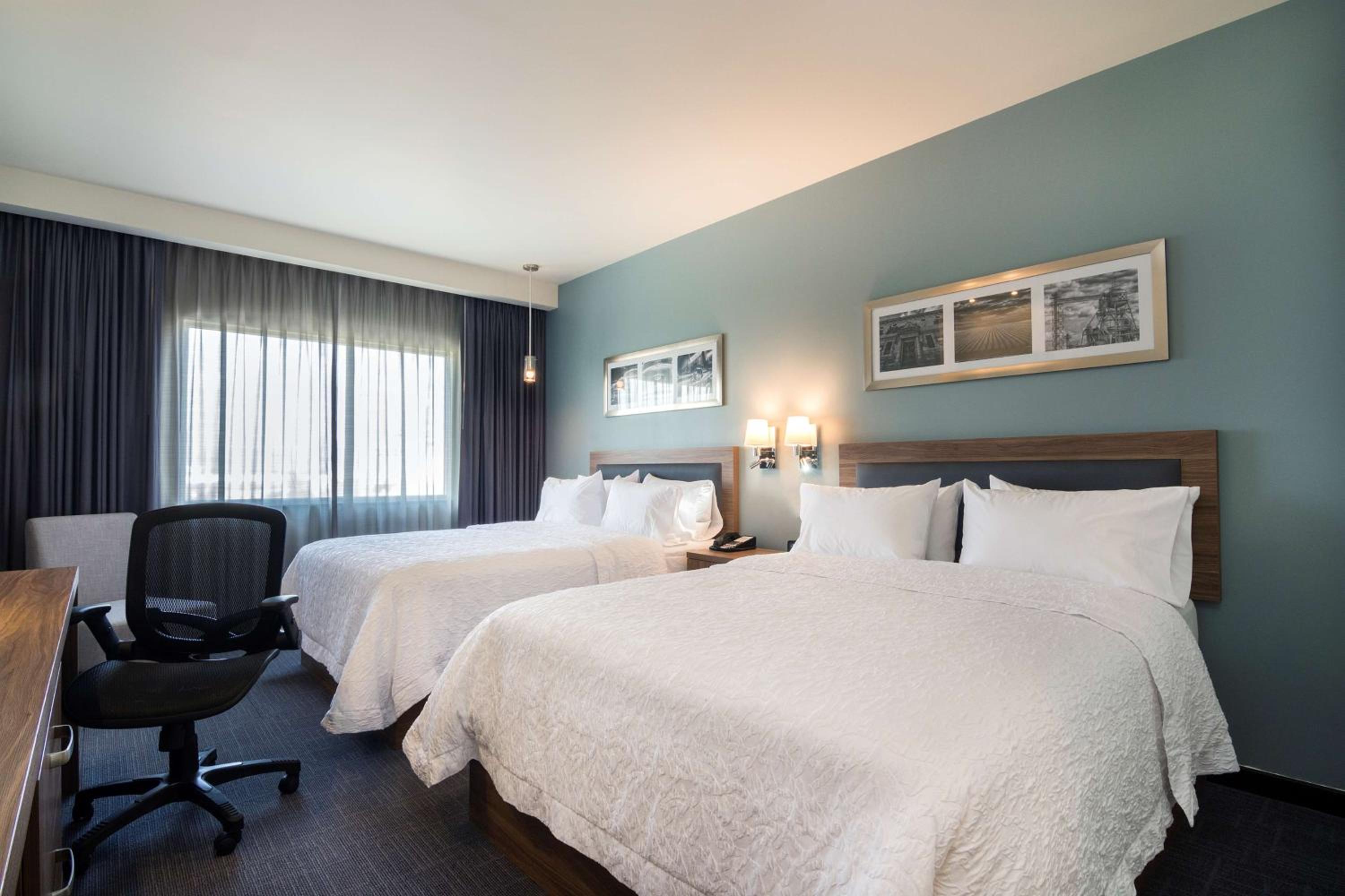 Queen Room with Two Queen Beds - Non-Smoking photo 2