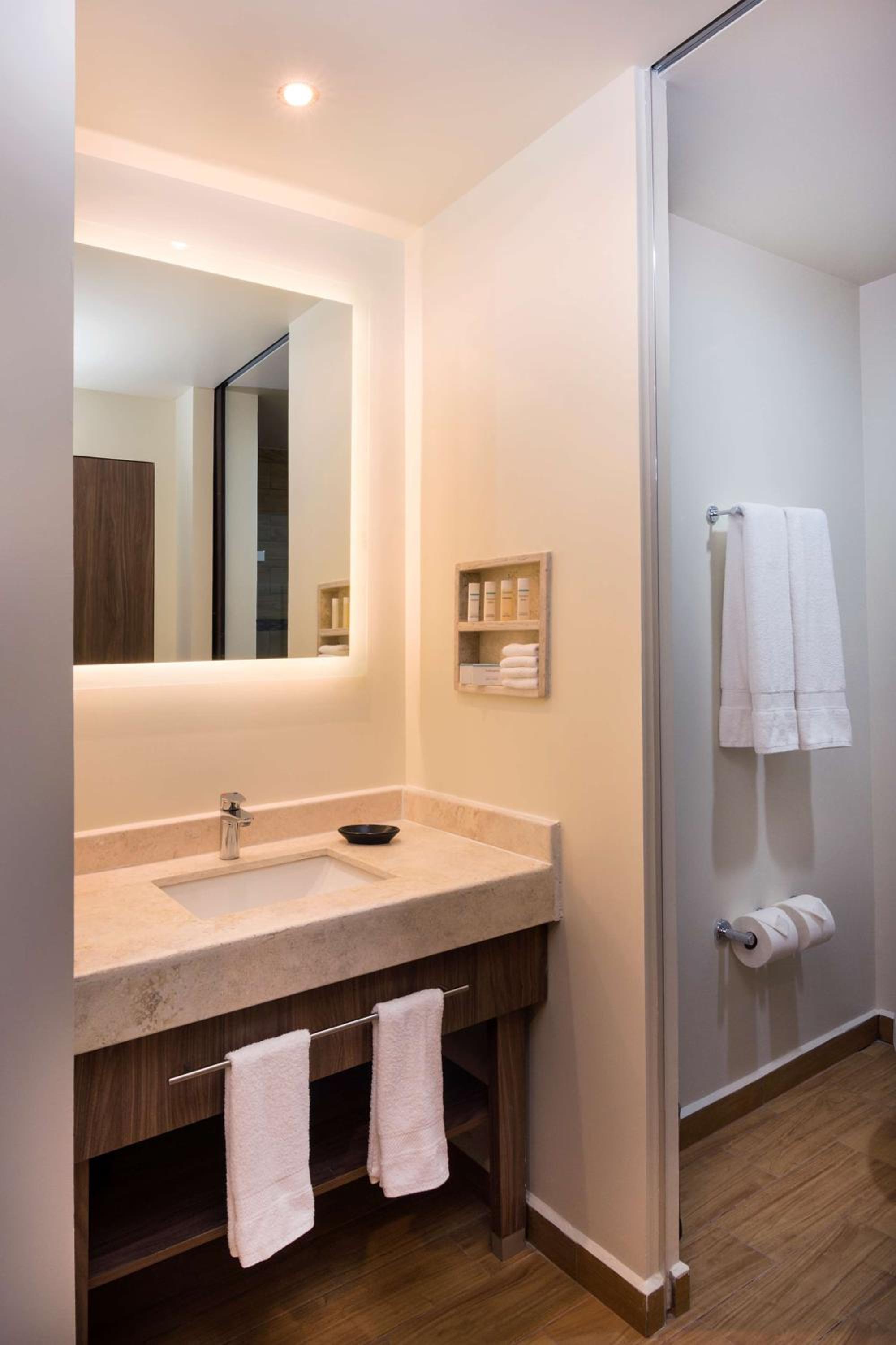 Junior King Suite - Non-Smoking photo 2