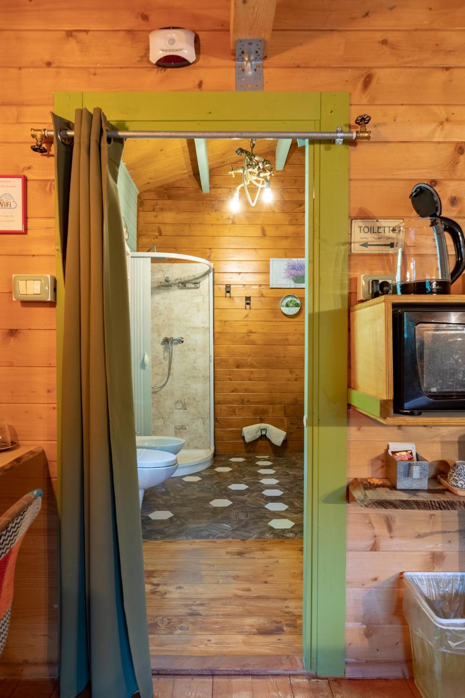 Double Room with Private Bathroom - Photo 10