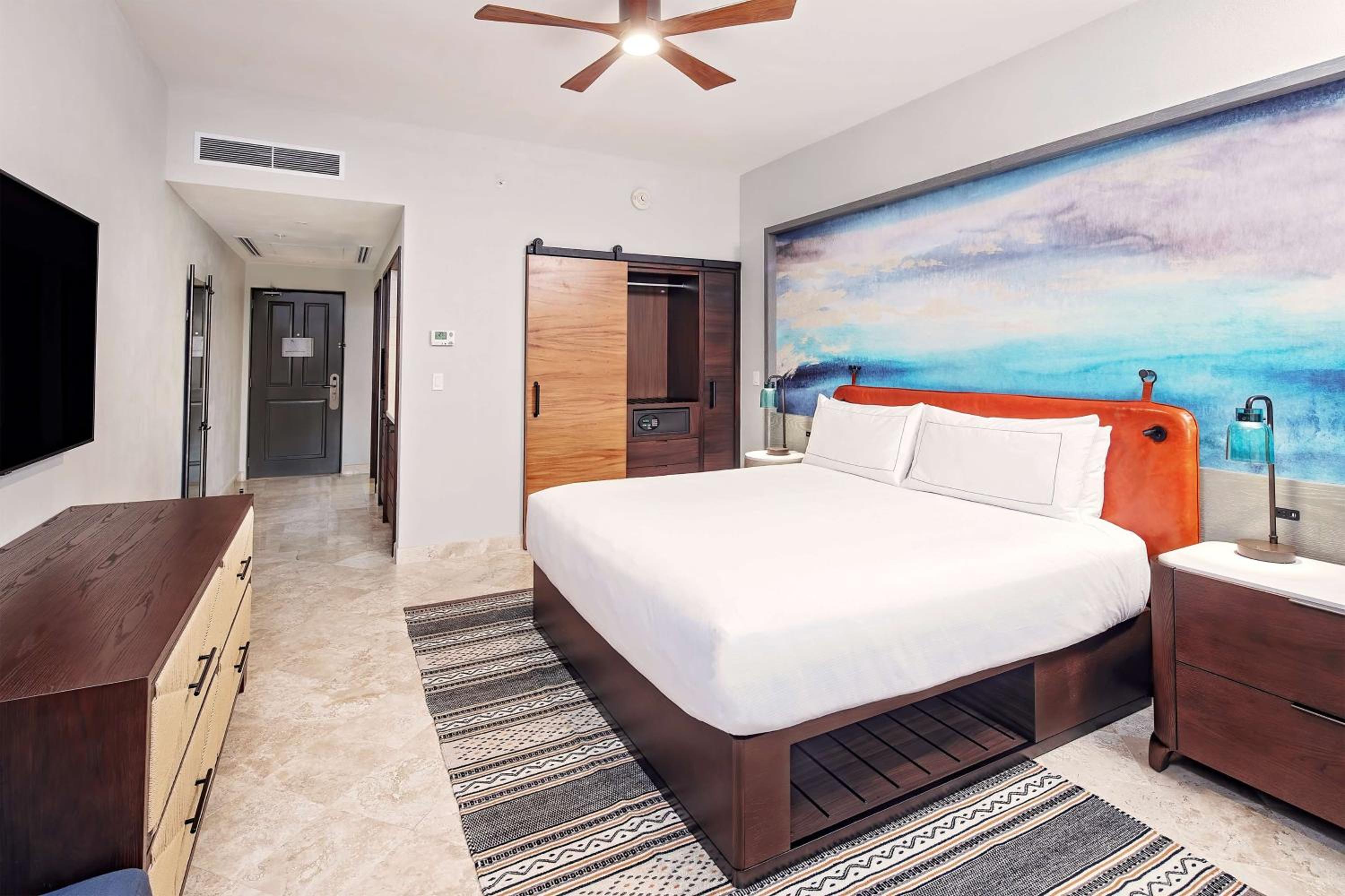 Studio King with Partial Ocean View – High Floor