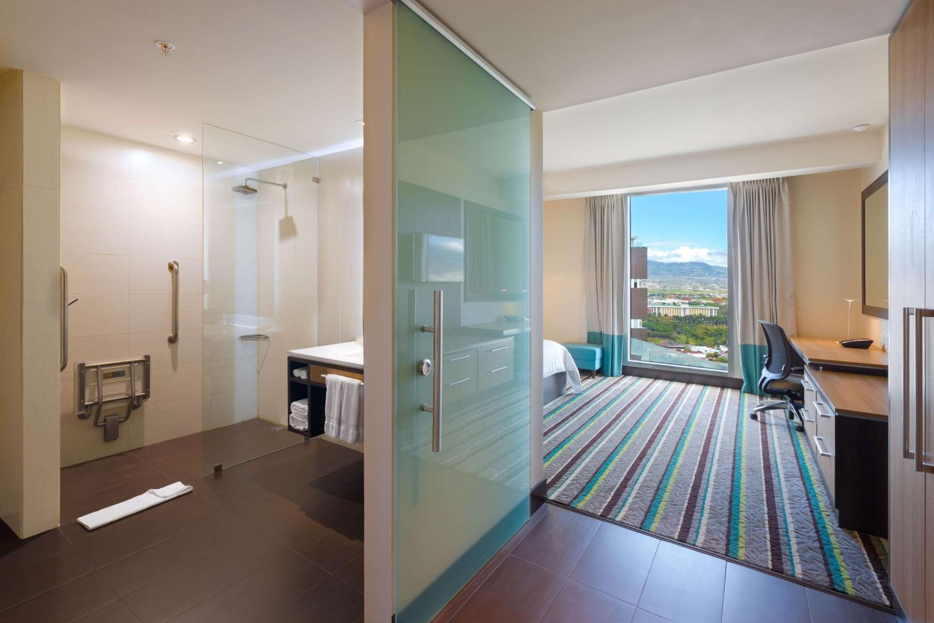 King Room with Roll-In Shower - Mobility Access photo 2