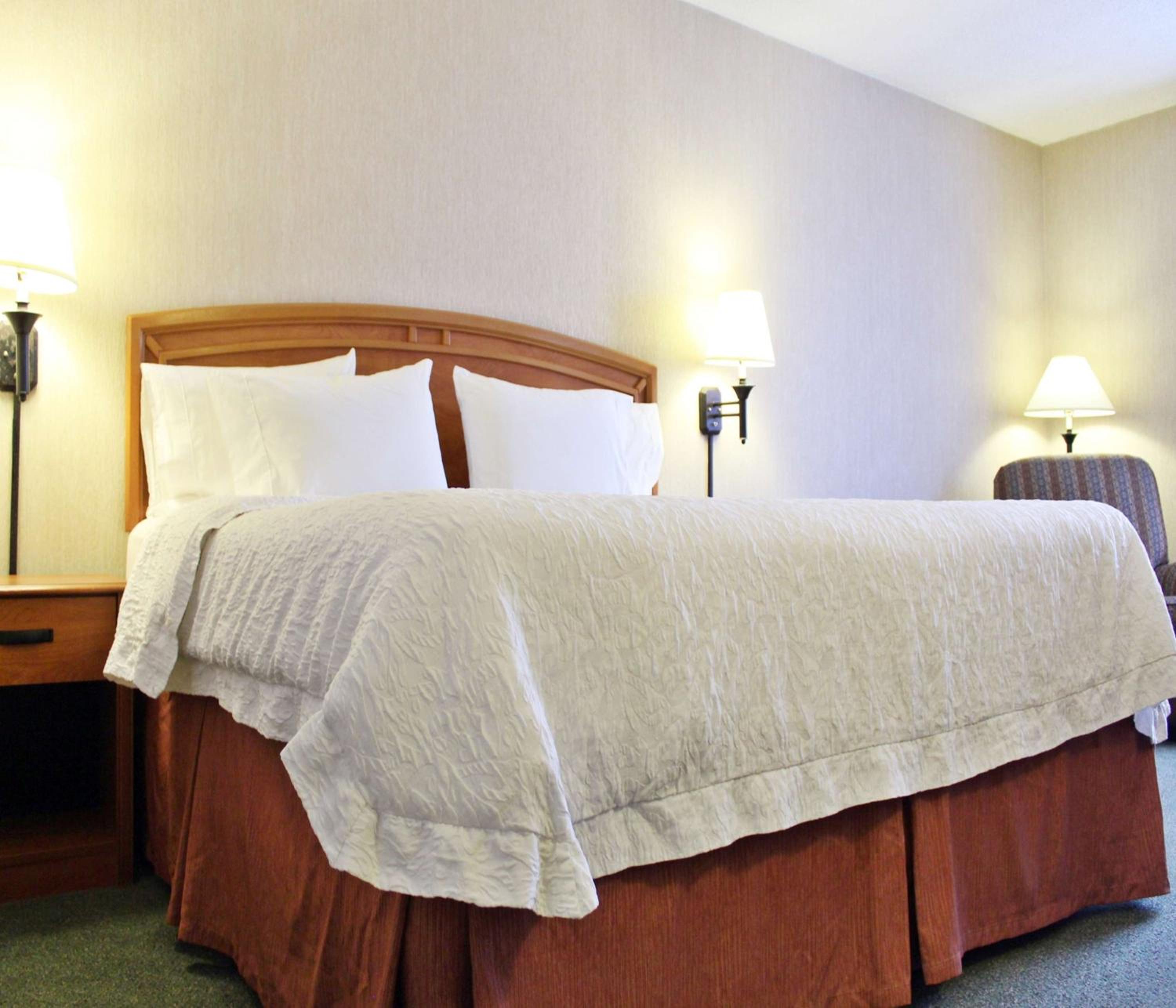 King Room with King Bed - Non-Smoking - Photo 5