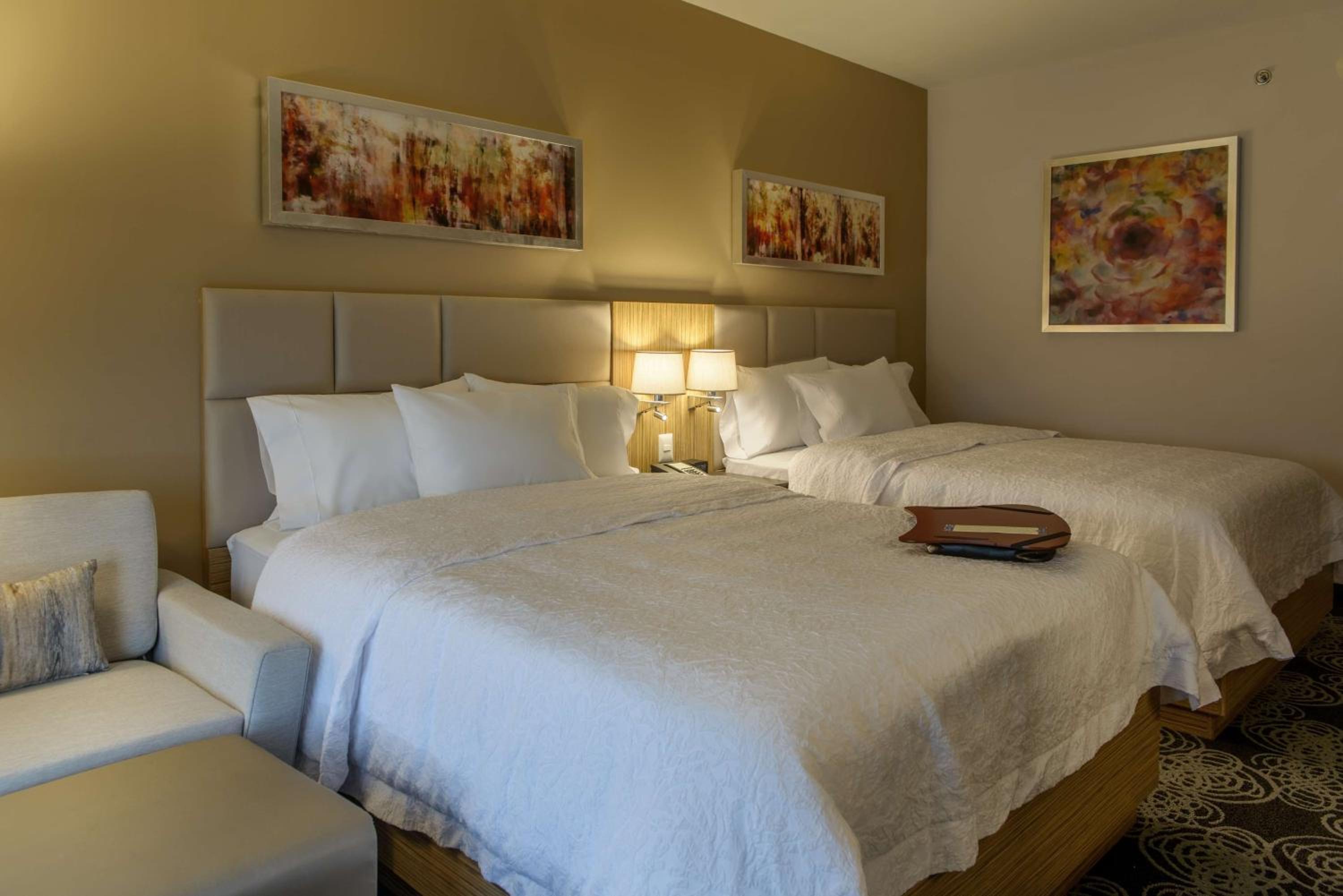Queen Room with Two Queen Beds - Non-Smoking photo 3