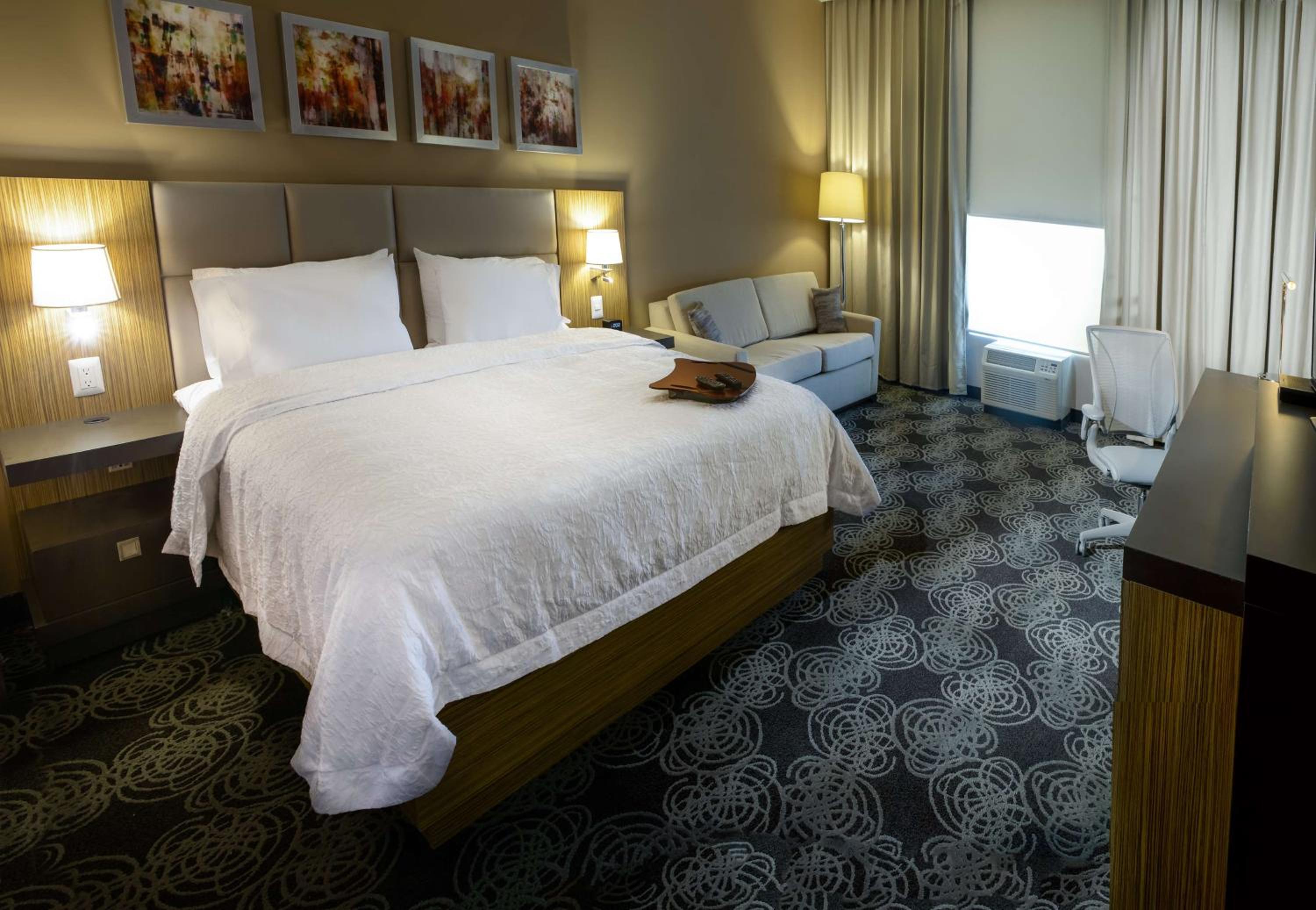 King Room with Sofa Bed - Non-Smoking photo 2