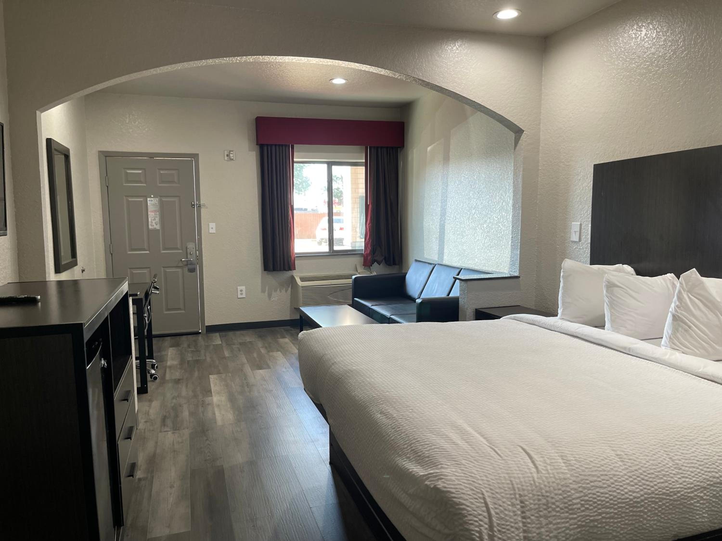 1 King Bed, Studio Suite, Non-Smoking - Photo 3