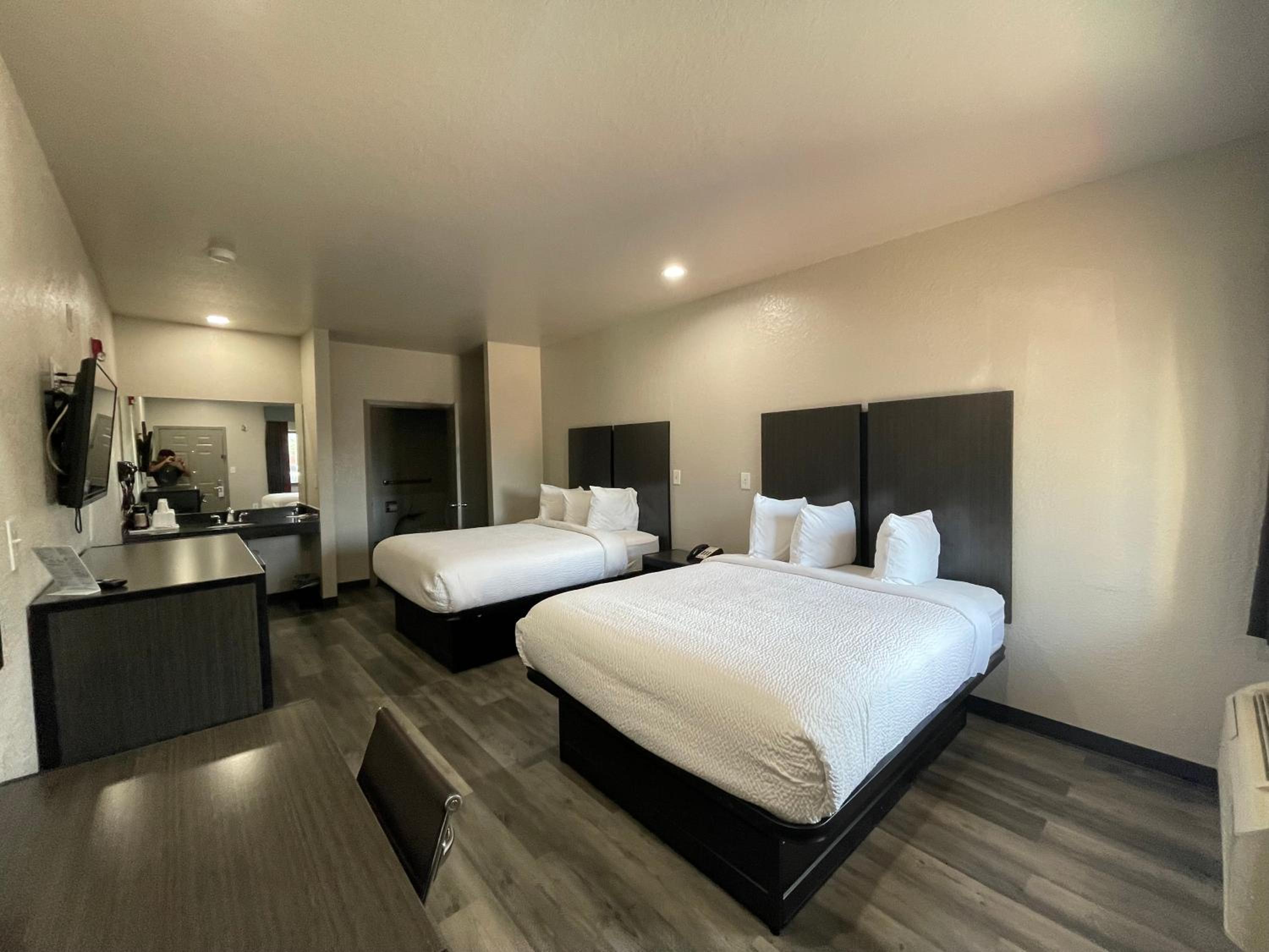 Queen Room with Two Queen Beds and Roll-in Shower - Mobility/Hearing Accessible - Non-Smoking - Photo 5