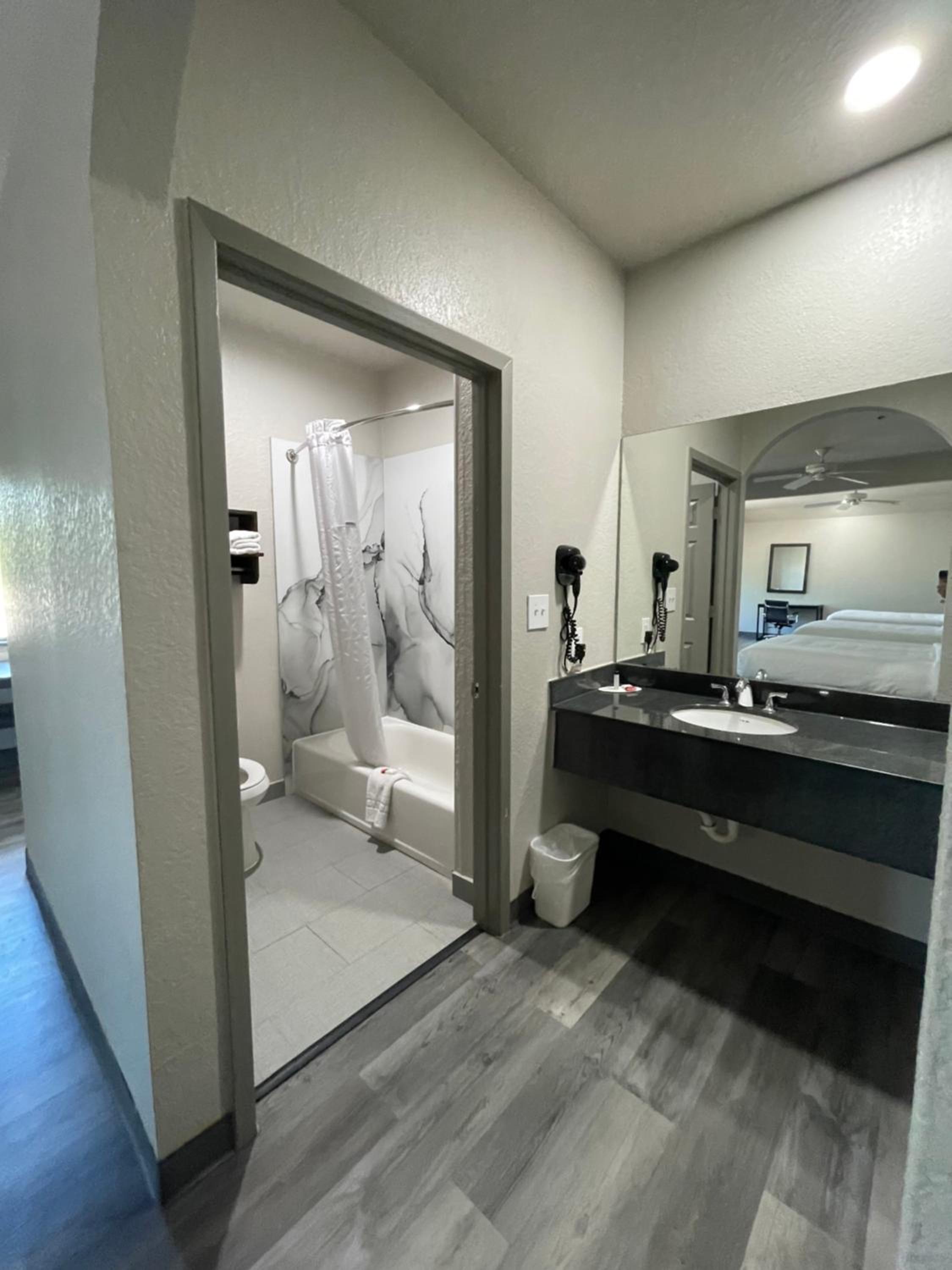 1 King Bed, Studio Suite, Non-Smoking - Photo 2