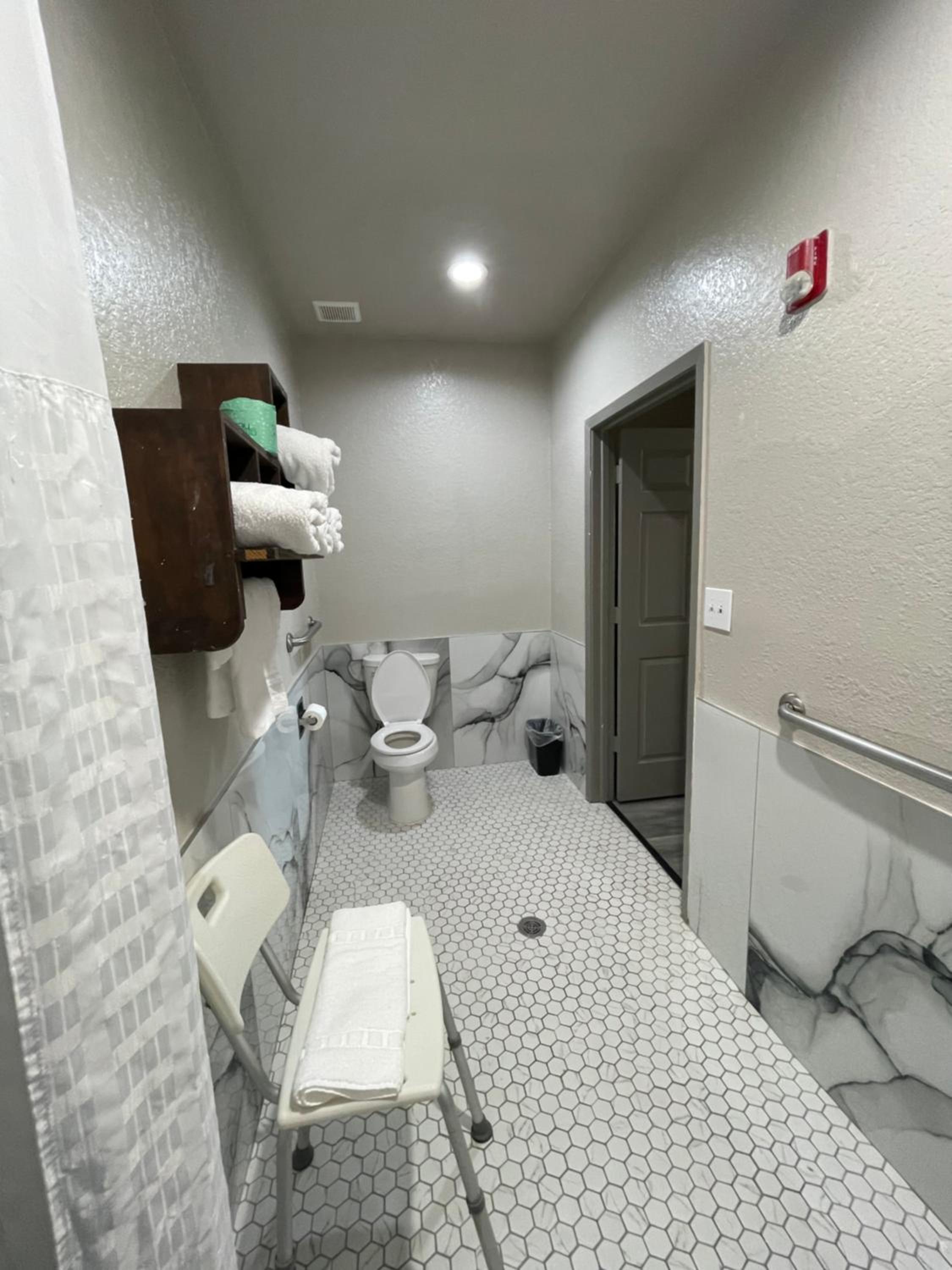 Queen Room with Two Queen Beds and Roll-in Shower - Mobility/Hearing Accessible - Non-Smoking - Photo 3