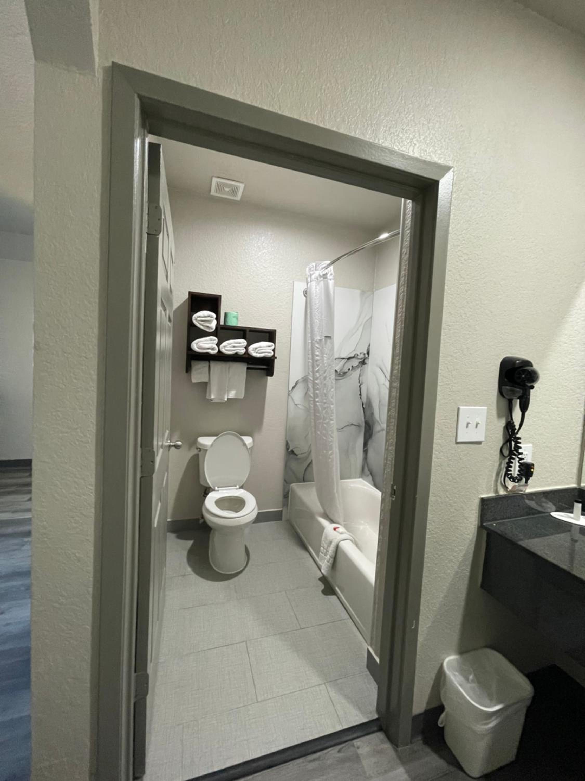 1 King Bed, Studio Suite, Non-Smoking - Photo 11