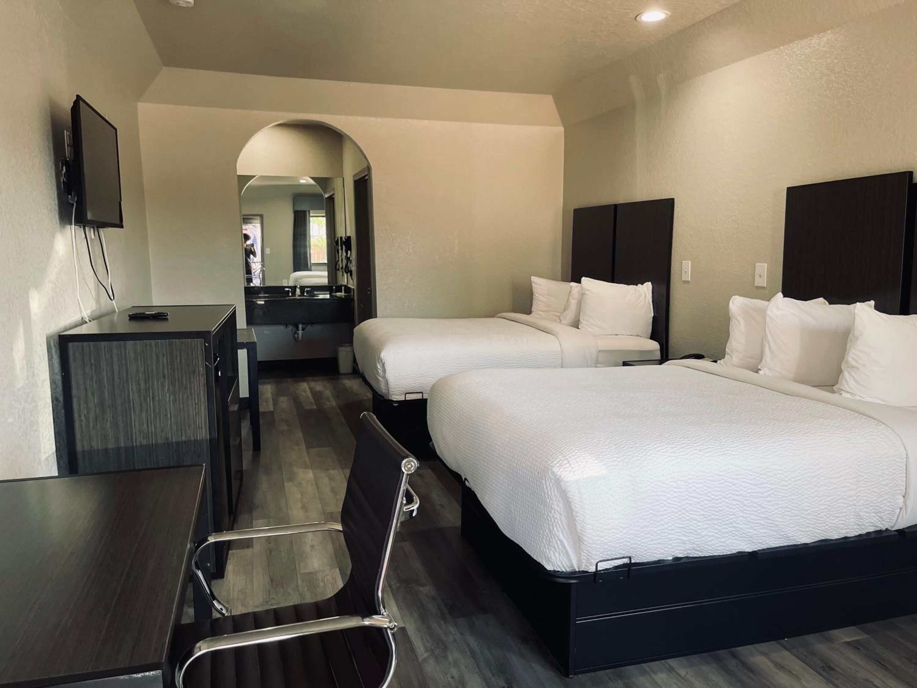 Queen Room with Two Queen Beds - Non-Smoking - Photo 3
