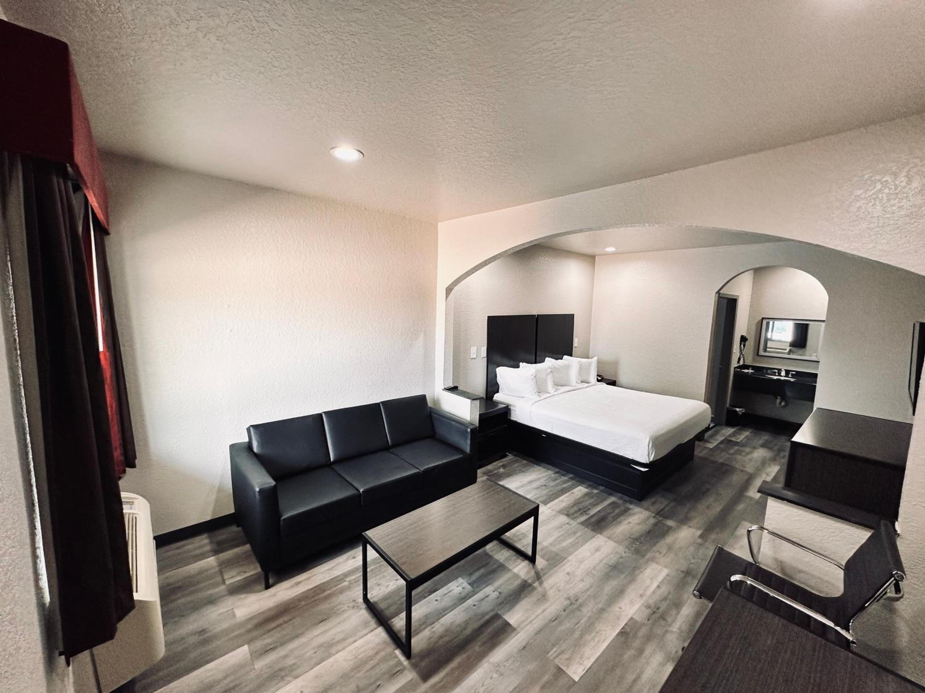 1 King Bed, Studio Suite, Non-Smoking - Photo 6