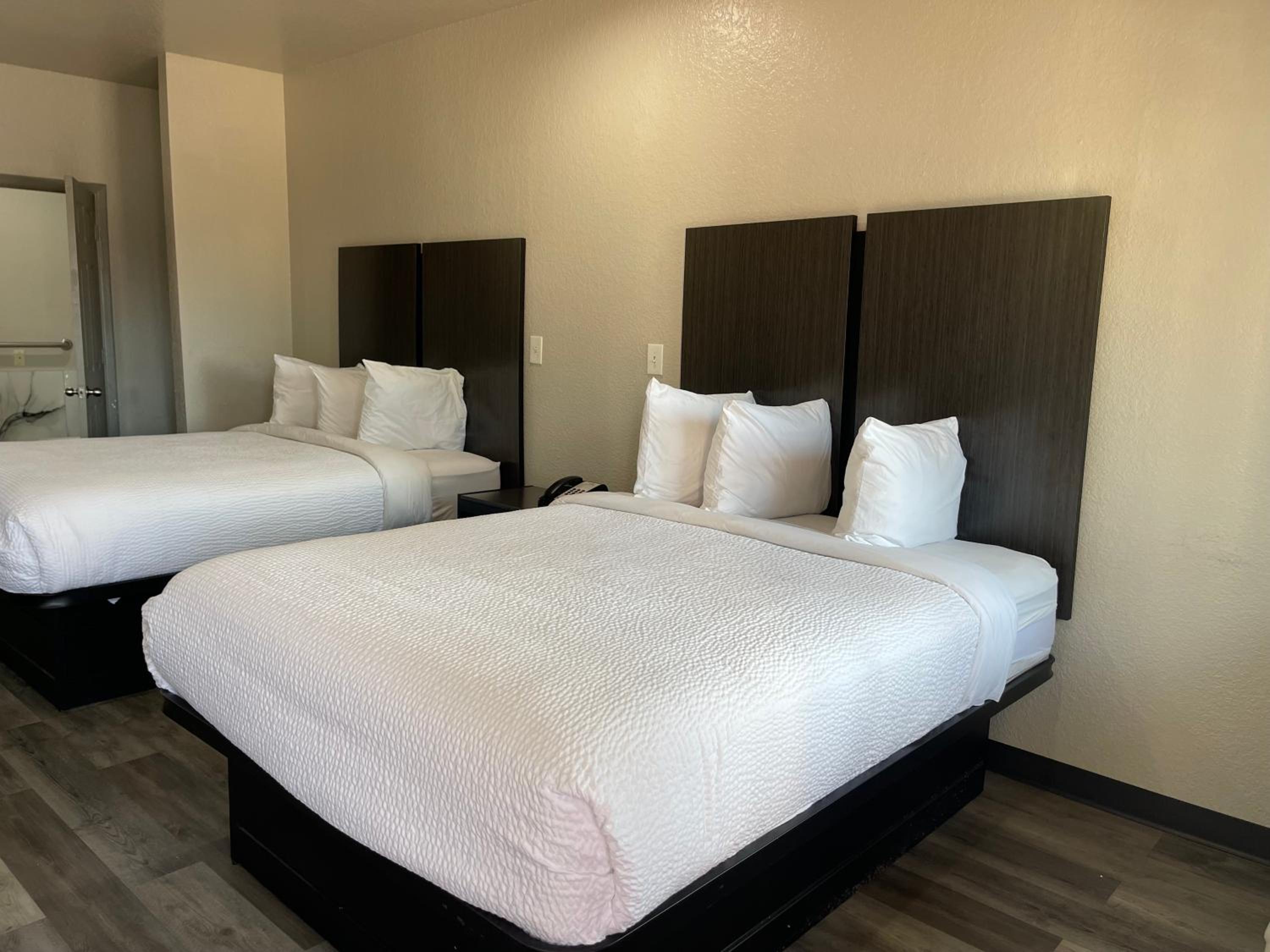 Queen Room with Two Queen Beds - Non-Smoking - Photo 9