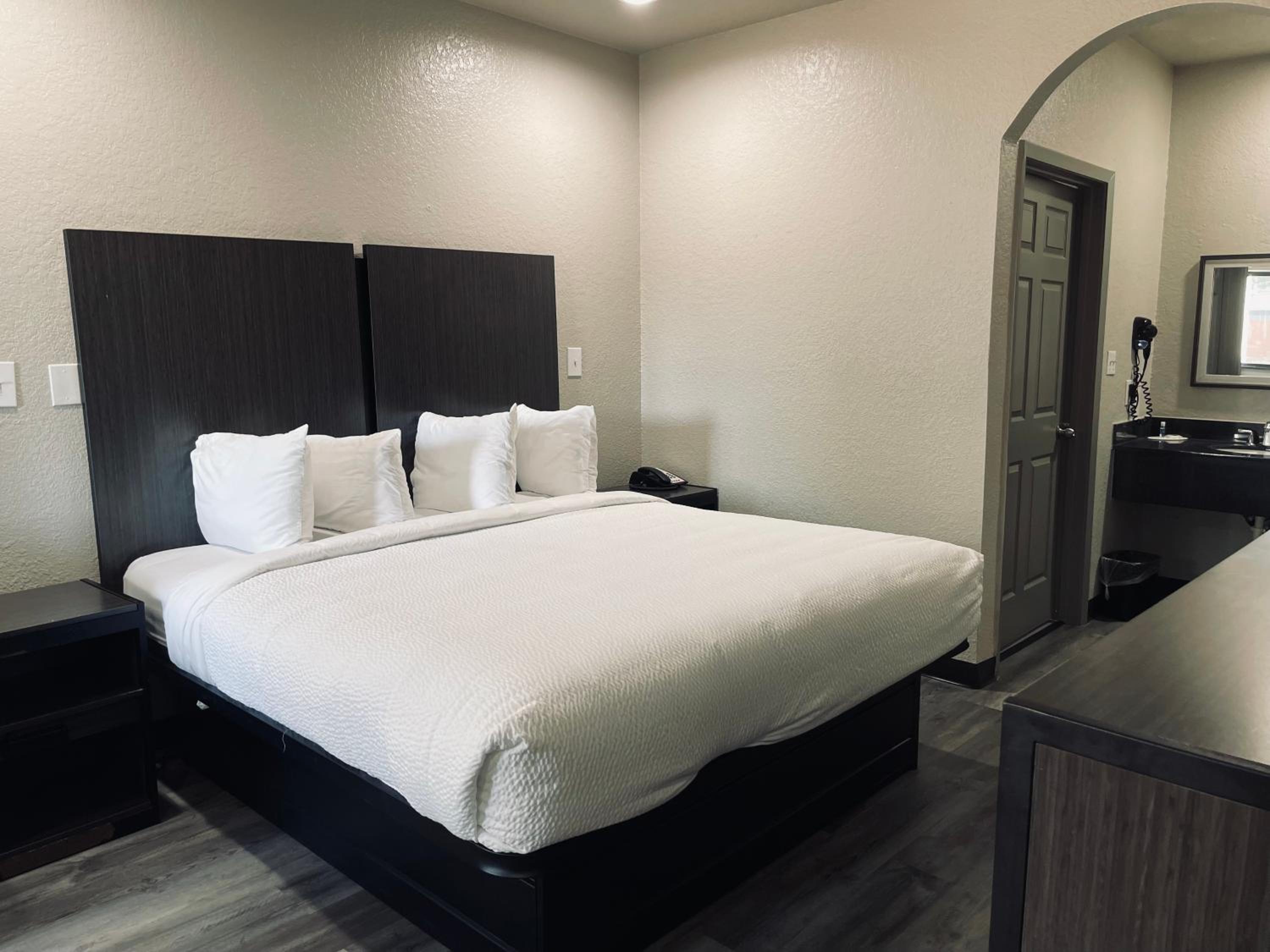 1 King Bed, Studio Suite, Non-Smoking - Photo 9