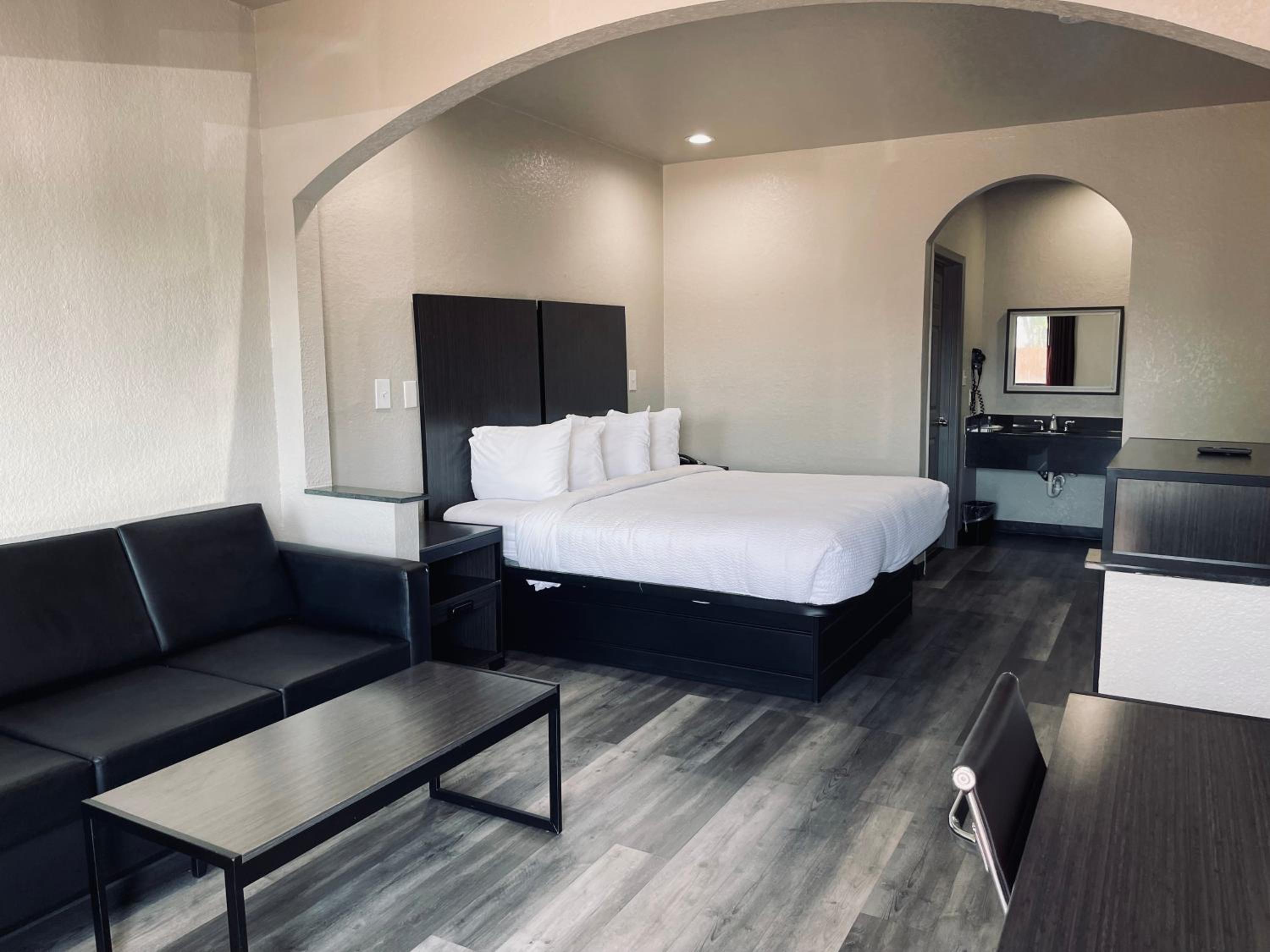 1 King Bed, Studio Suite, Non-Smoking - Photo 7