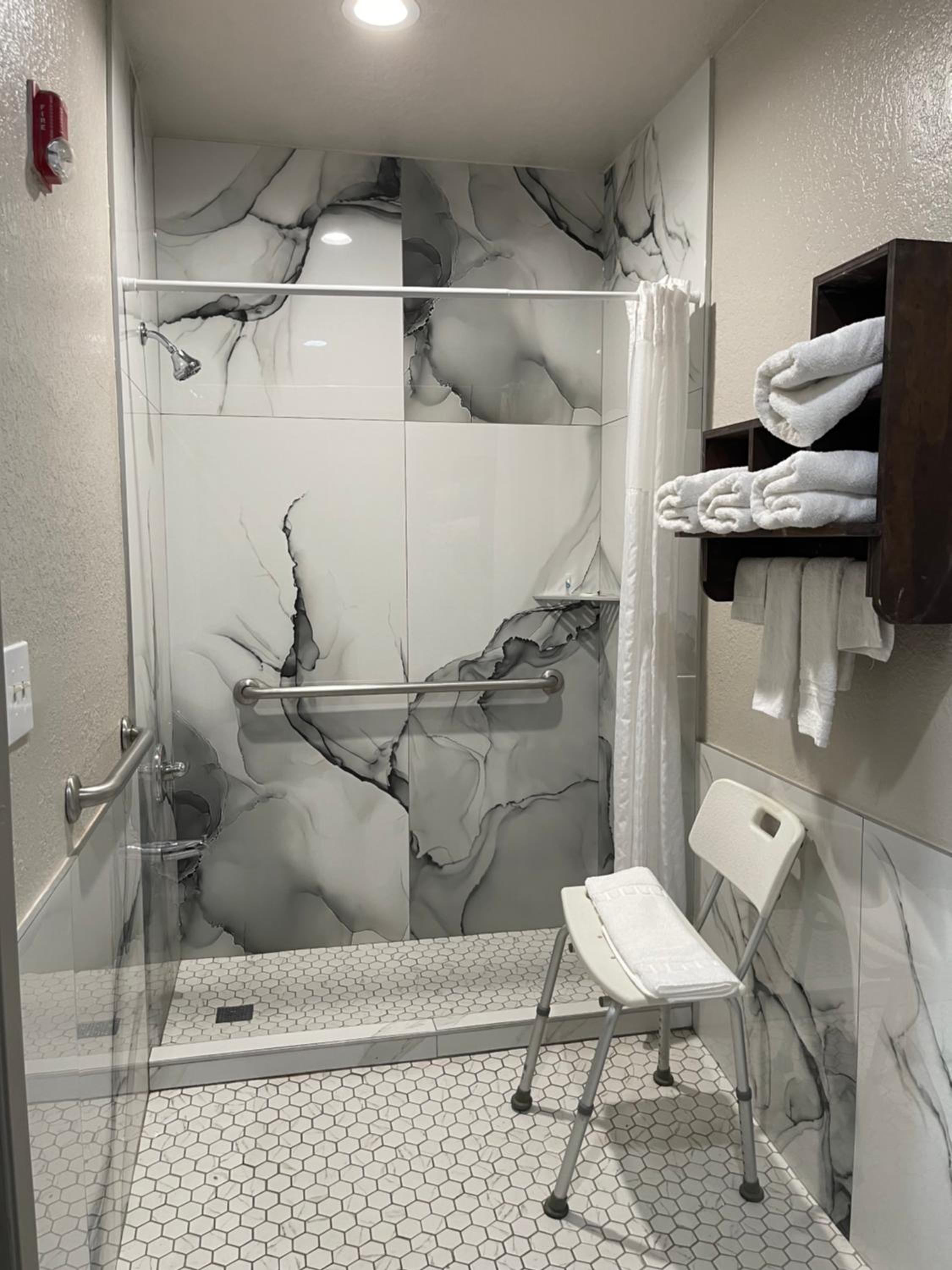 Queen Room with Two Queen Beds and Roll-in Shower - Mobility/Hearing Accessible - Non-Smoking - Photo 7