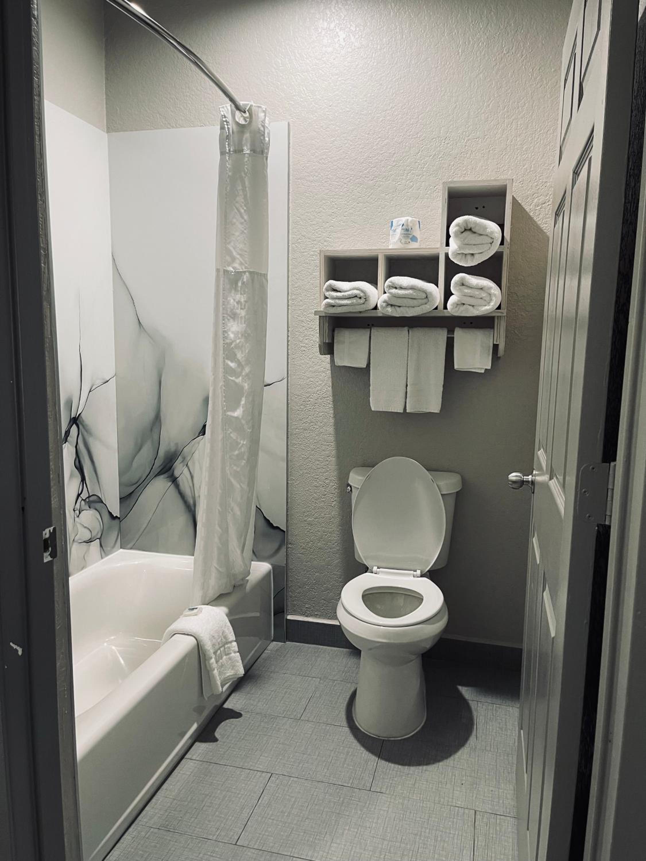 1 King Bed, Studio Suite, Non-Smoking - Photo 10