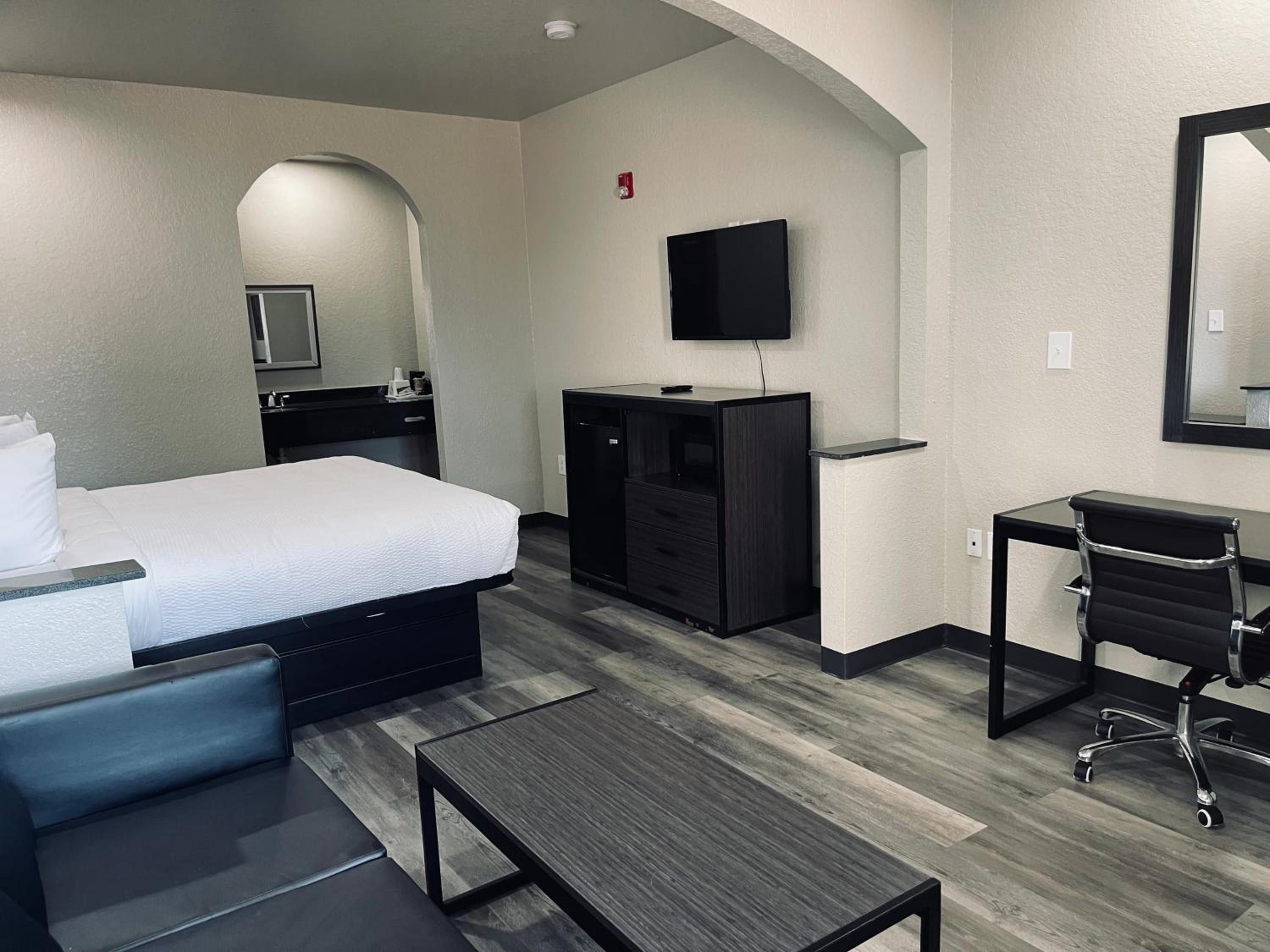 1 King Bed, Studio Suite, Non-Smoking - Photo 4
