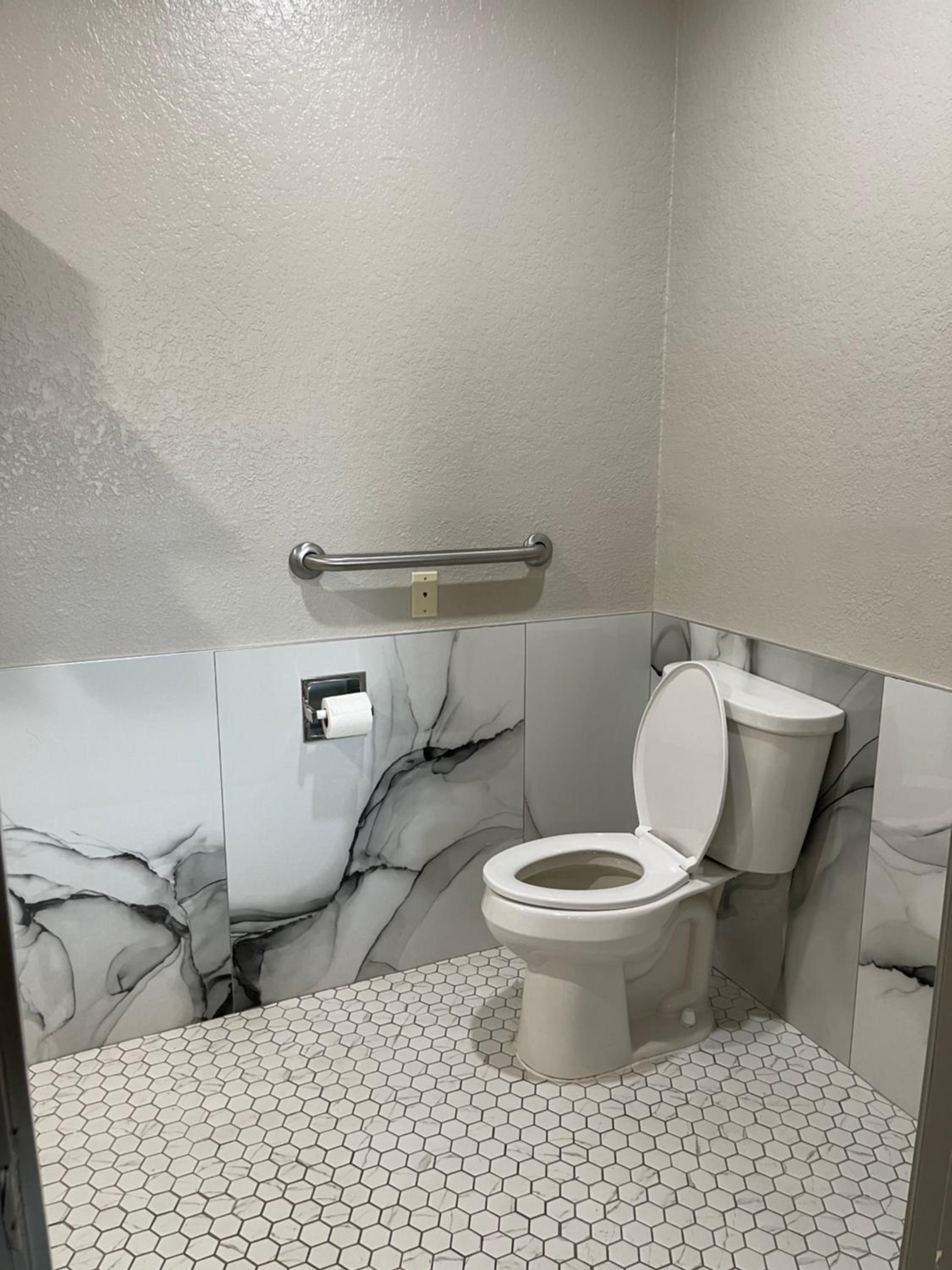 Queen Room with Two Queen Beds and Roll-in Shower - Mobility/Hearing Accessible - Non-Smoking - Photo 4