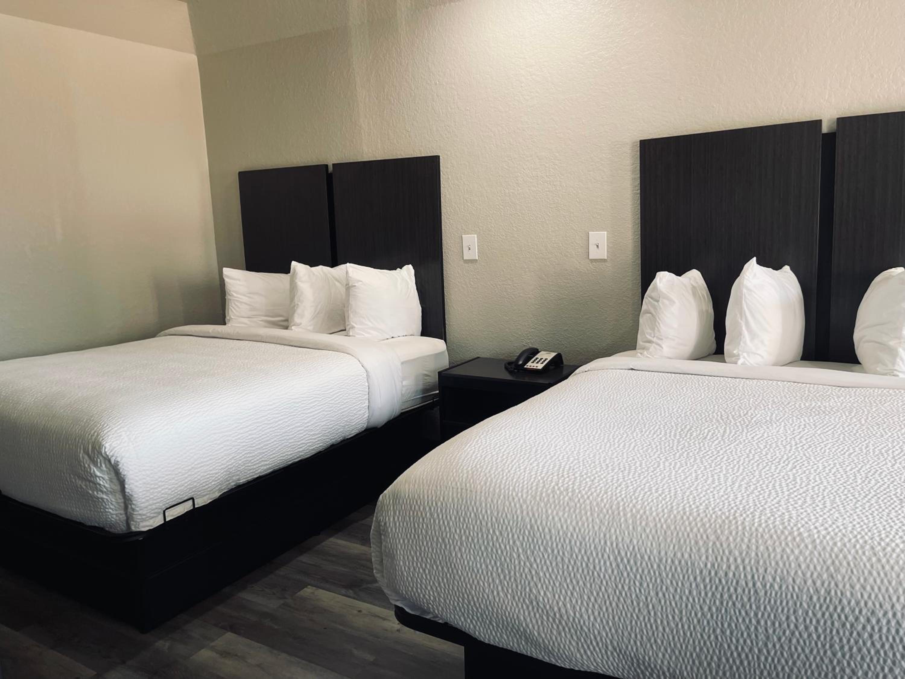 Queen Room with Two Queen Beds - Non-Smoking - Photo 5