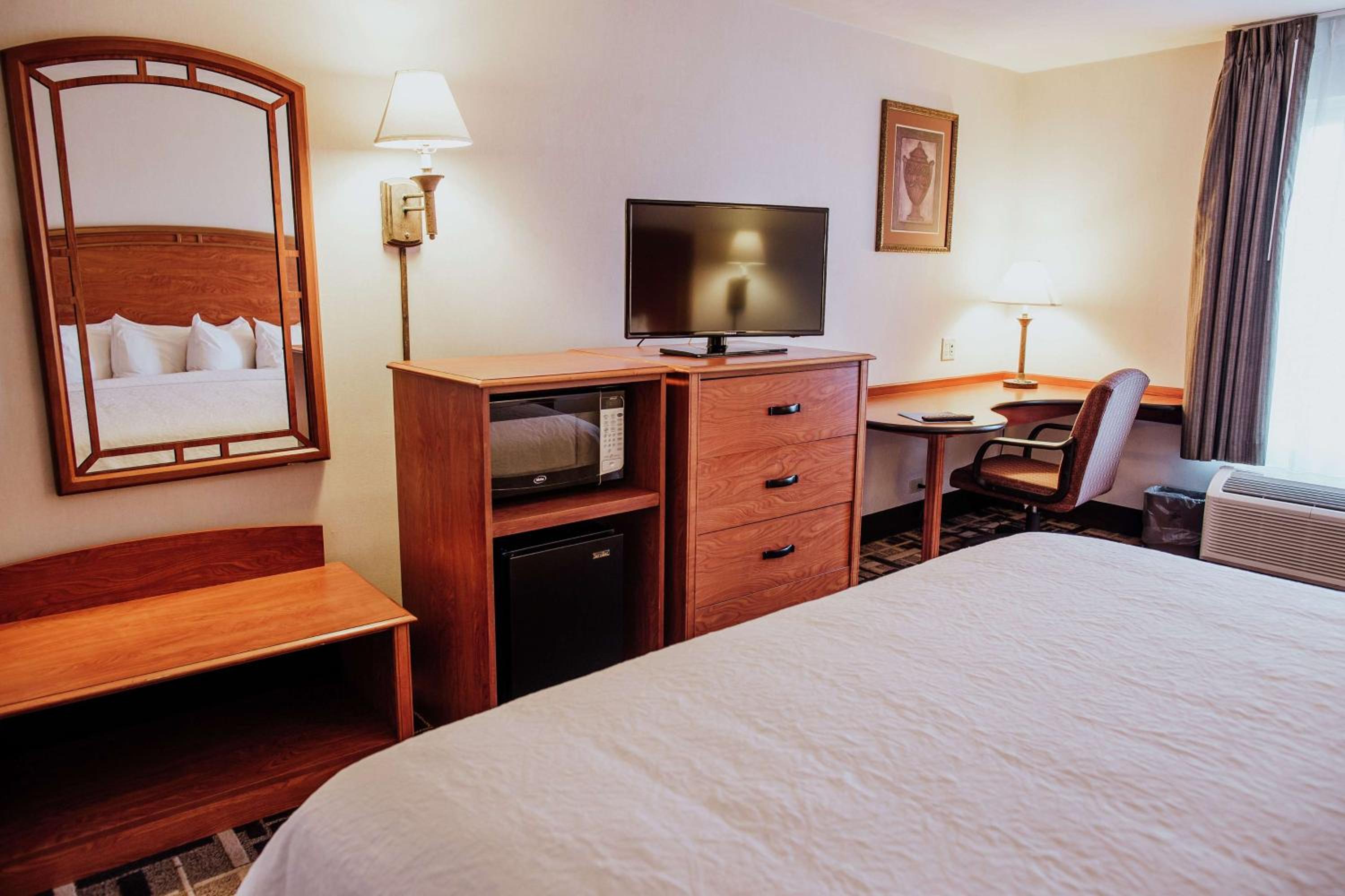 Deluxe King Room - Non-Smoking - Photo 1